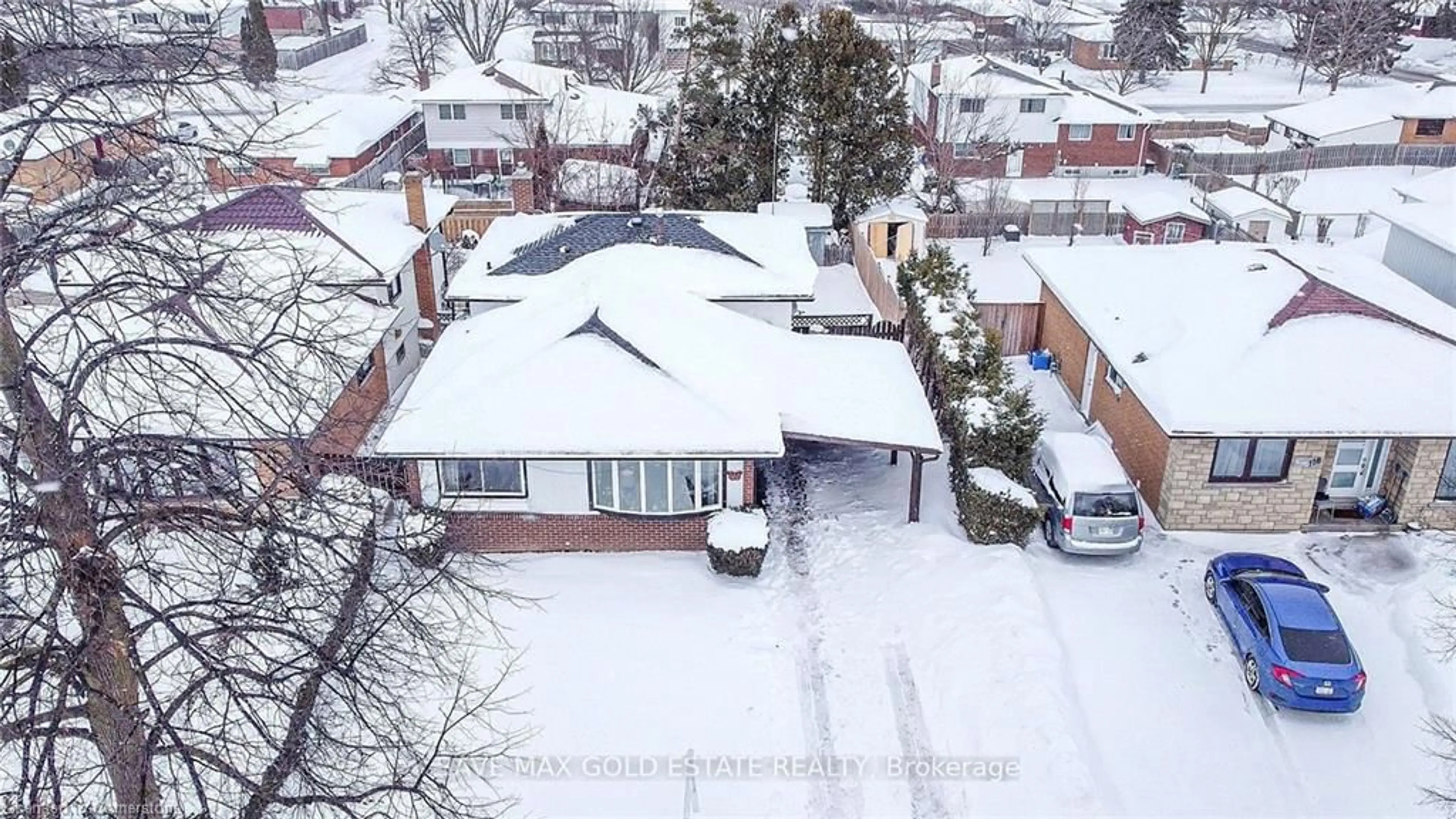 A pic from outside/outdoor area/front of a property/back of a property/a pic from drone, street for 122 Hazelglen Dr, Kitchener Ontario N2M 2E5