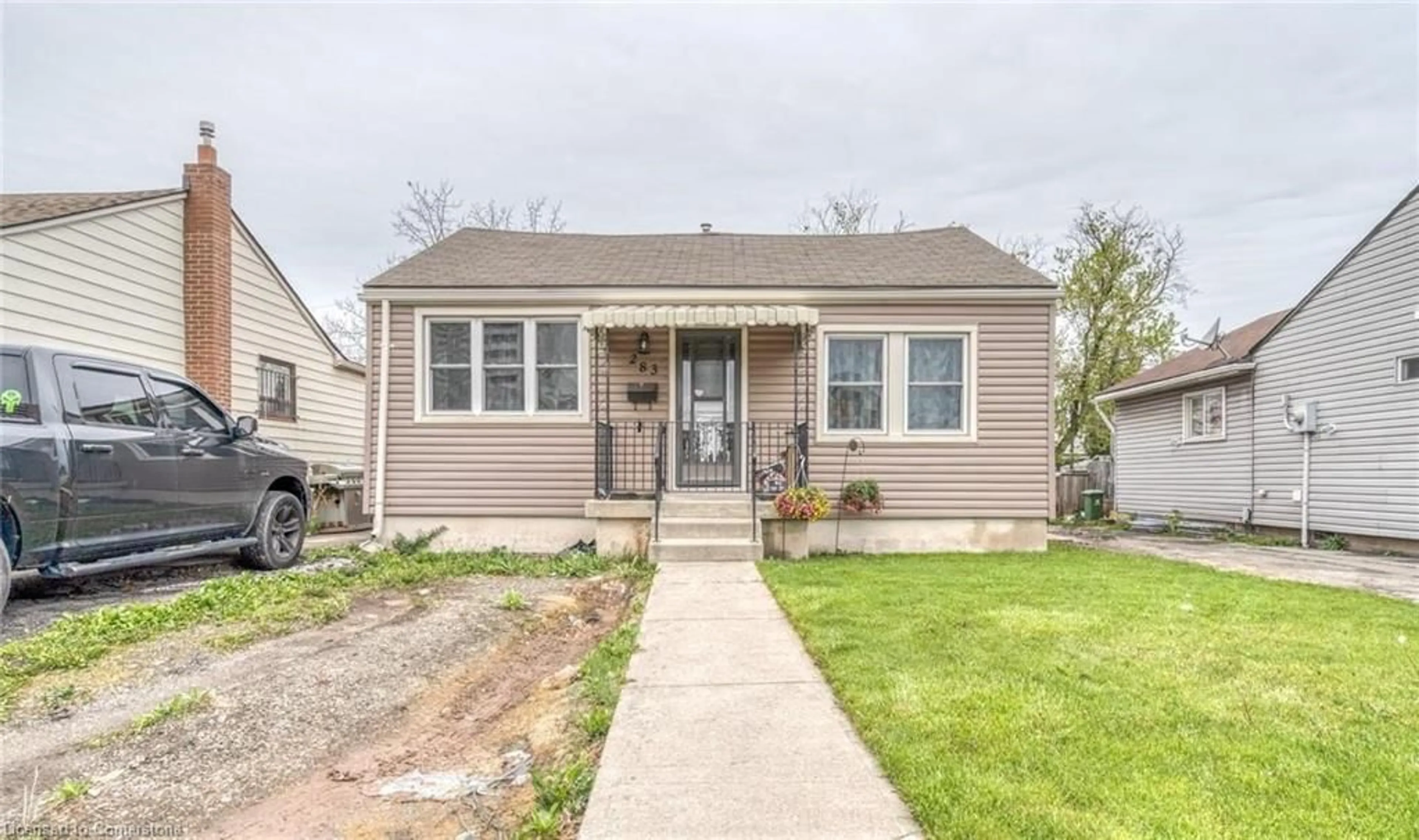 Home with vinyl exterior material, street for 283 Parkdale Ave, Hamilton Ontario L8H 5X6