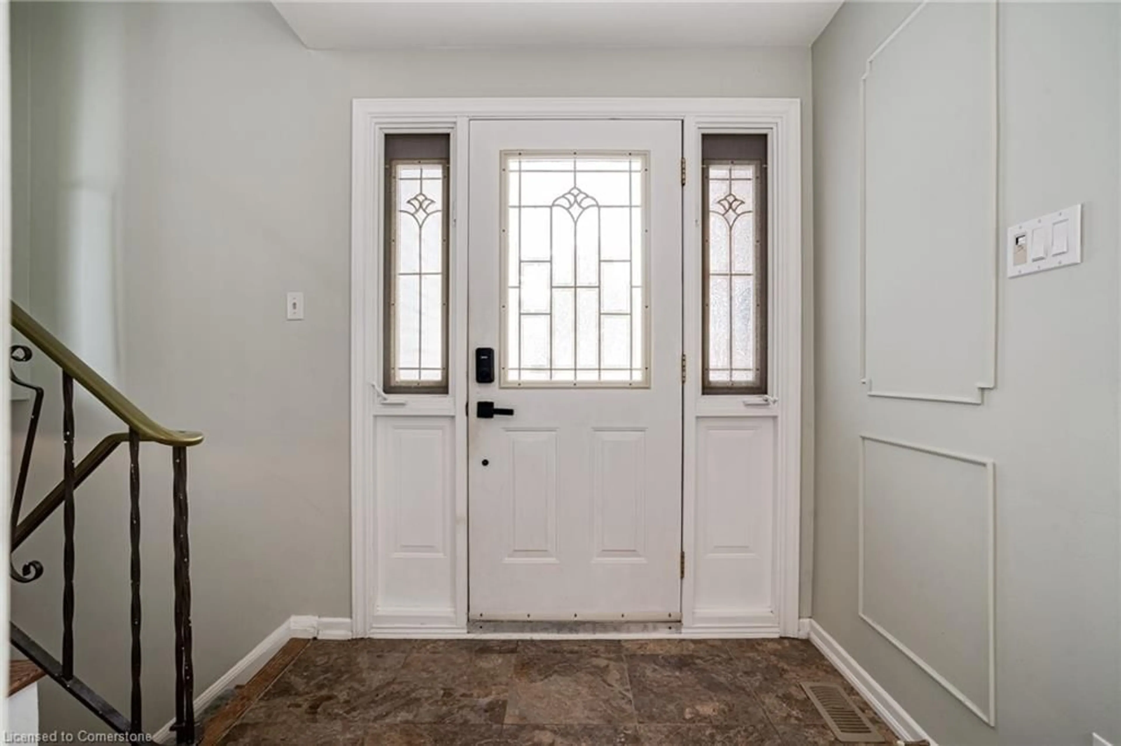 Indoor entryway for 197 Pleasant Ave, Dundas Ontario L9H 3V5