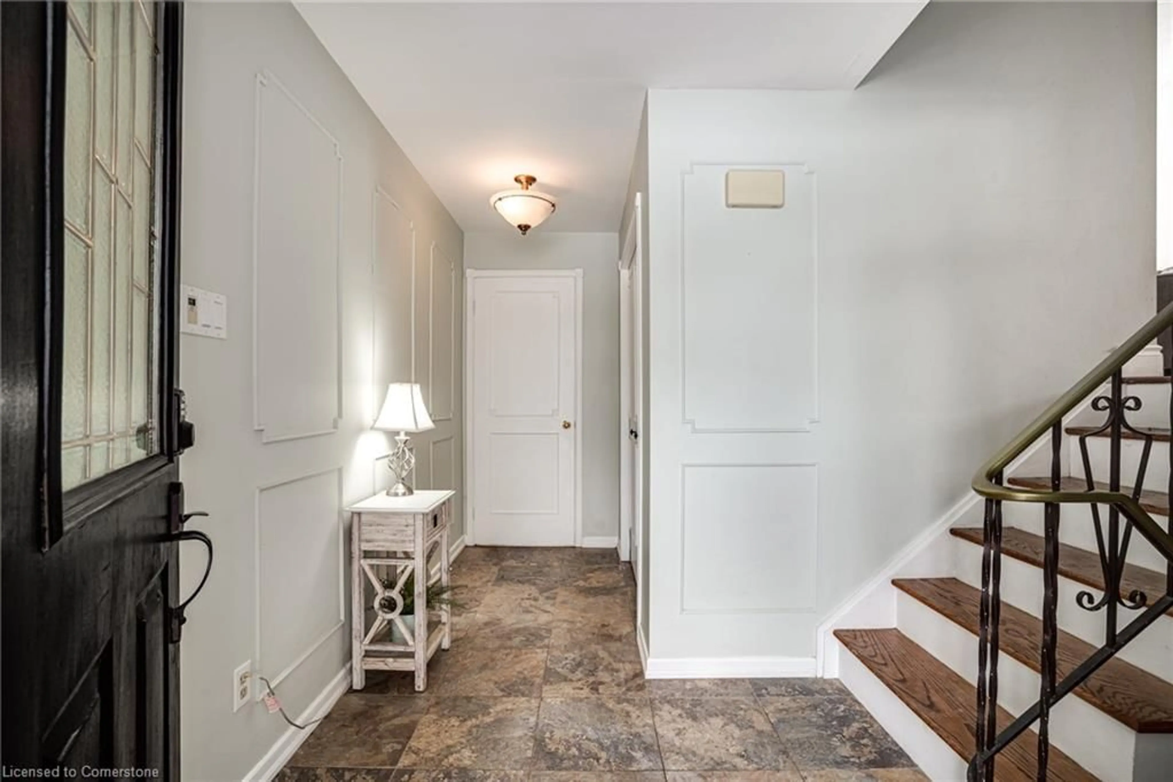 Indoor entryway for 197 Pleasant Ave, Dundas Ontario L9H 3V5