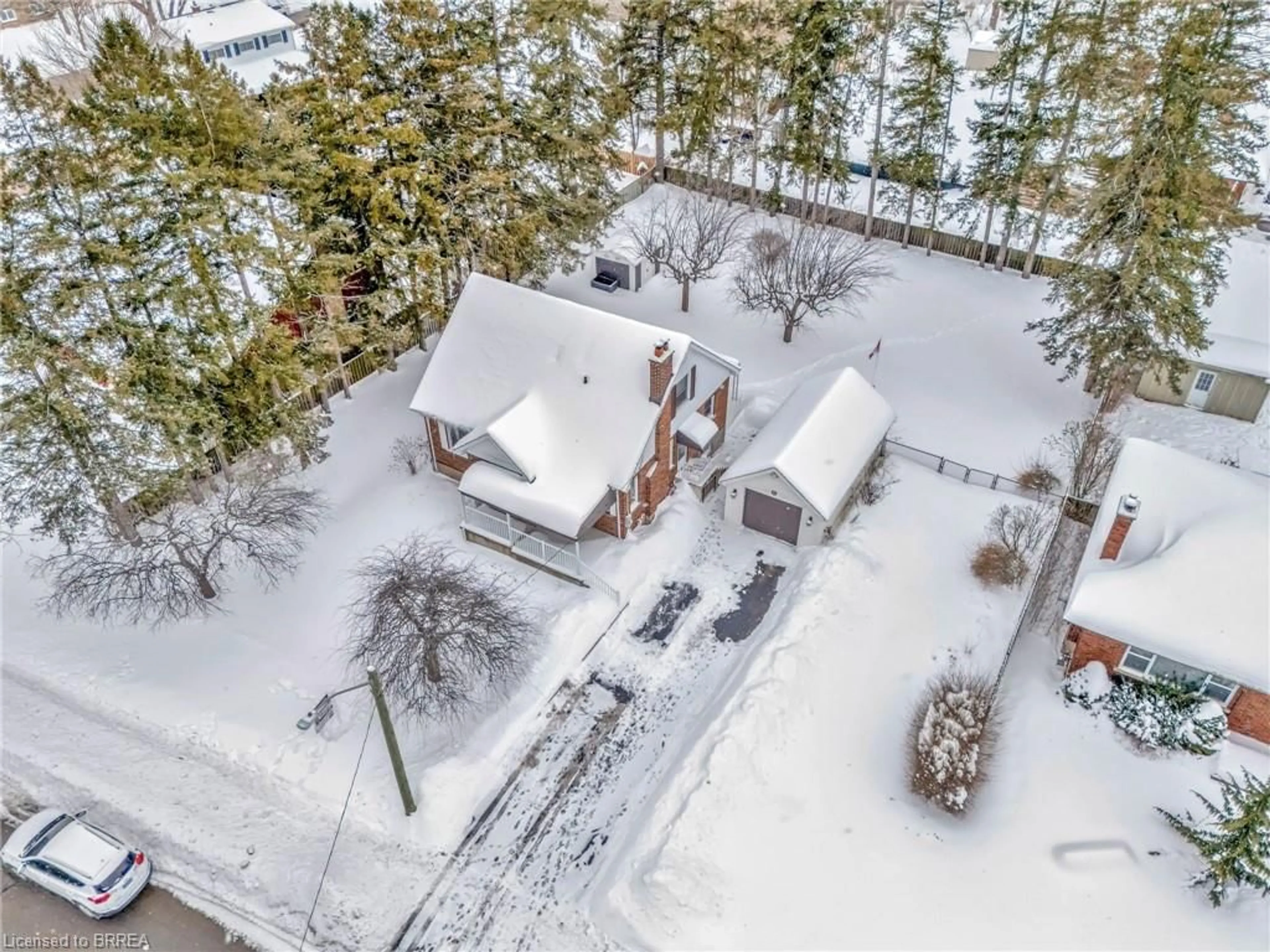 A pic from outside/outdoor area/front of a property/back of a property/a pic from drone, forest/trees view for 41 Glenwood Dr, Brantford Ontario N3S 3G5