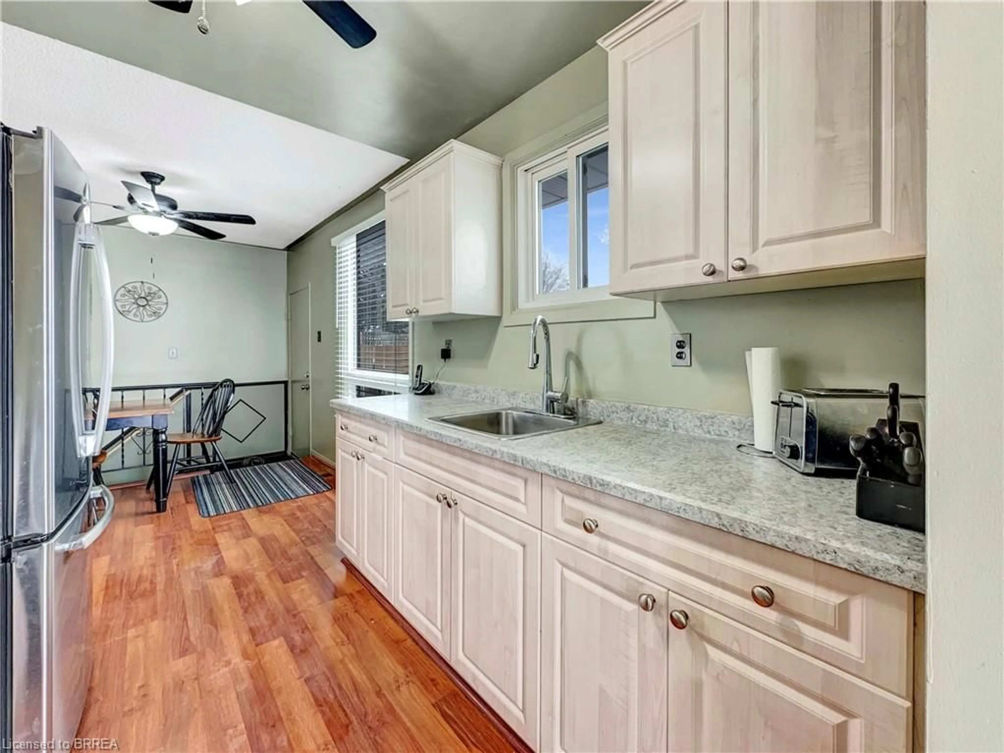 Open concept kitchen, ceramic/tile floor for 10 Debby Cres, Brantford Ontario N3R 7A4