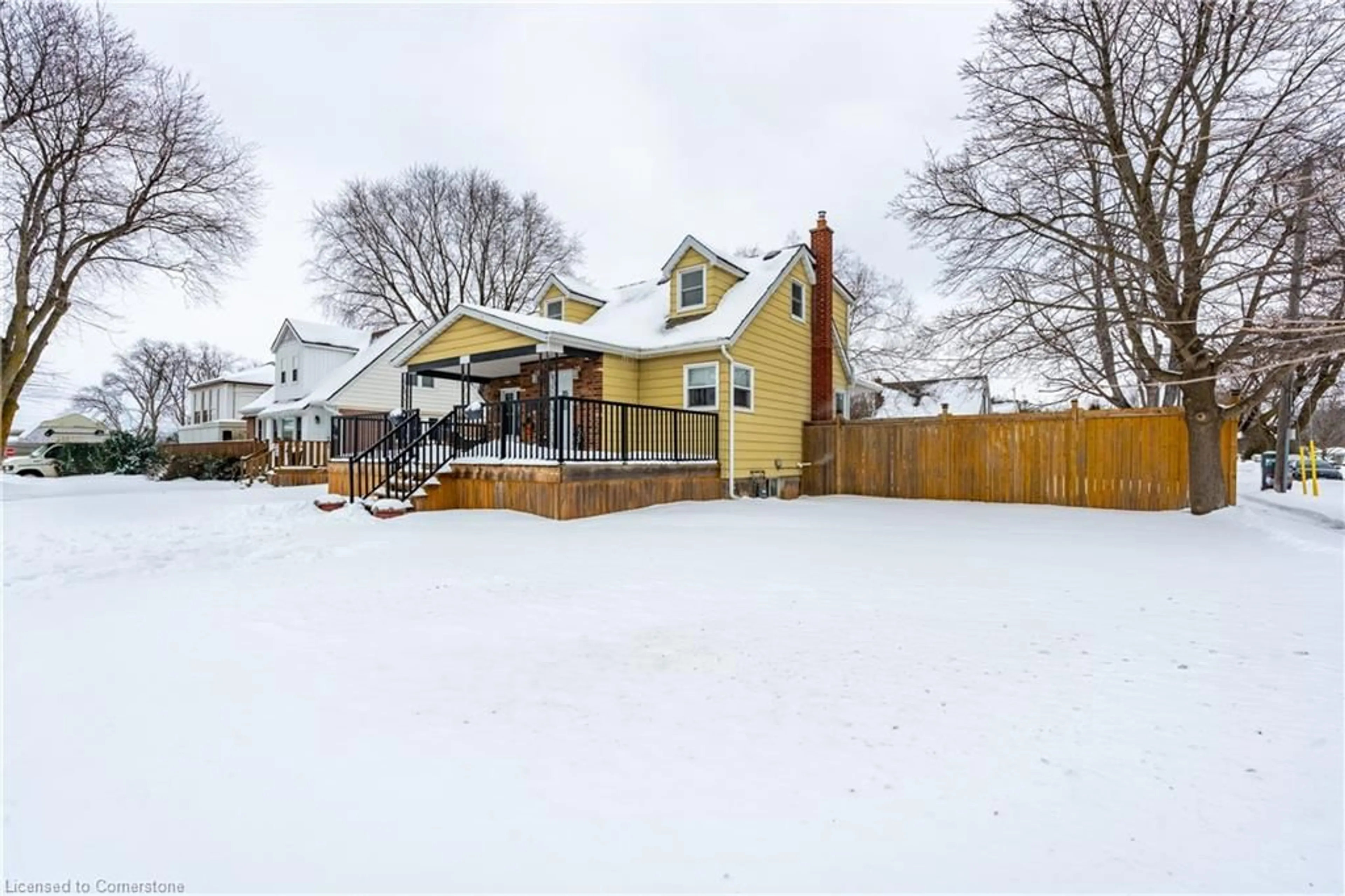 A pic from outside/outdoor area/front of a property/back of a property/a pic from drone, street for 5548 Royal Manor Dr, Niagara Falls Ontario L2G 1E4