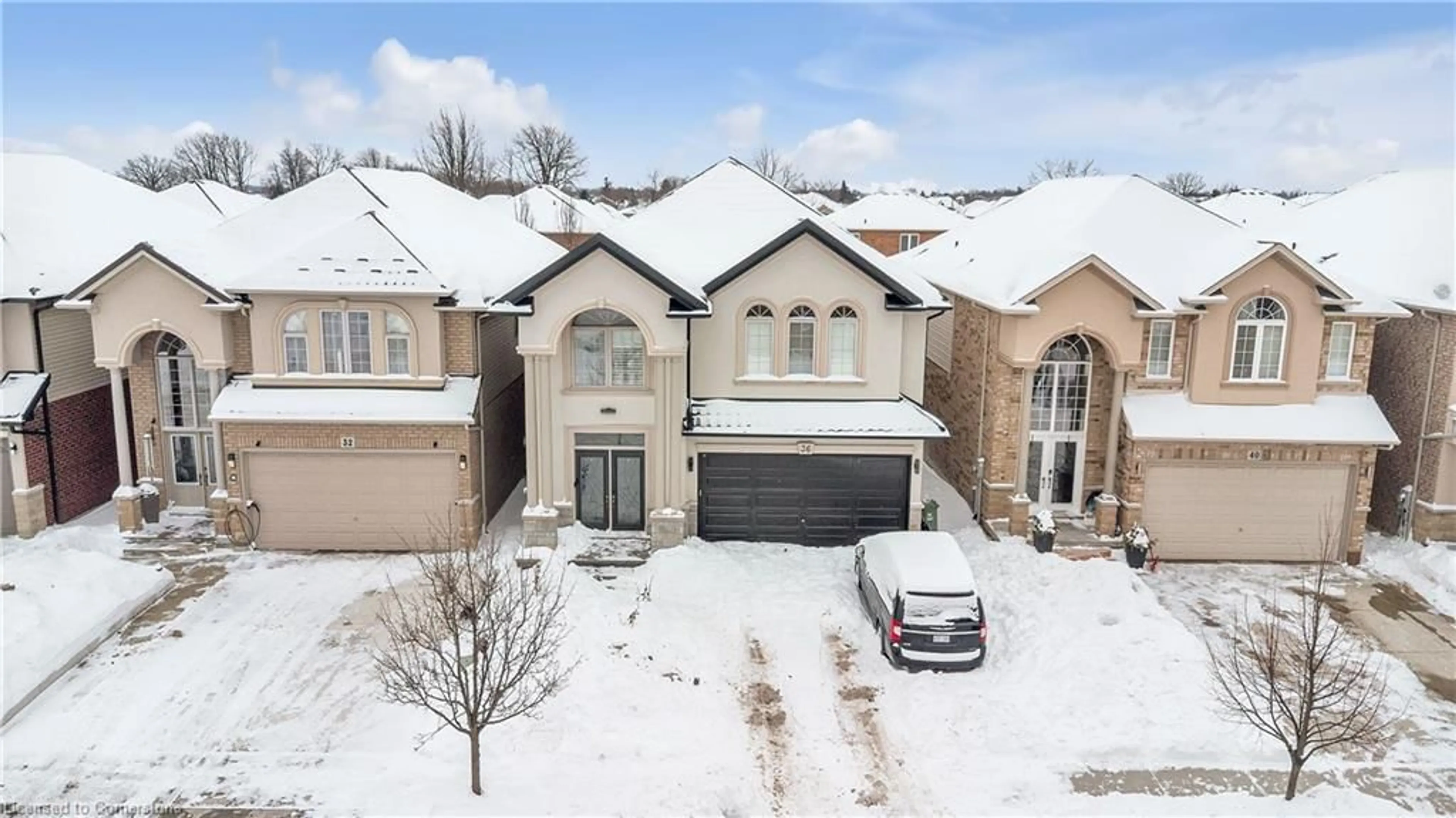 A pic from outside/outdoor area/front of a property/back of a property/a pic from drone, street for 36 Chartwell Cir, Hamilton Ontario L9A 0B7