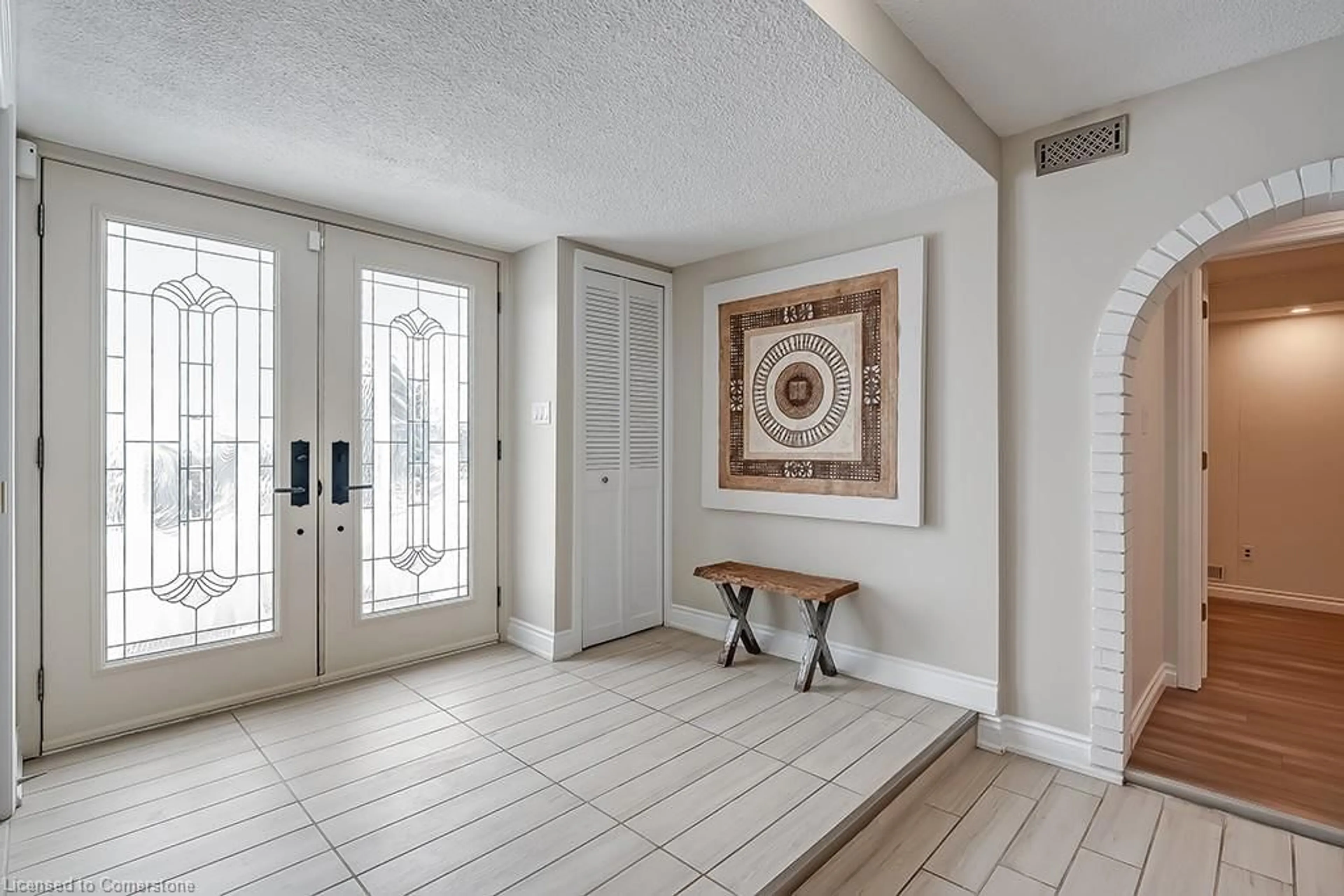 Indoor entryway for 1331 Portview Crt, Burlington Ontario L7P 4V9