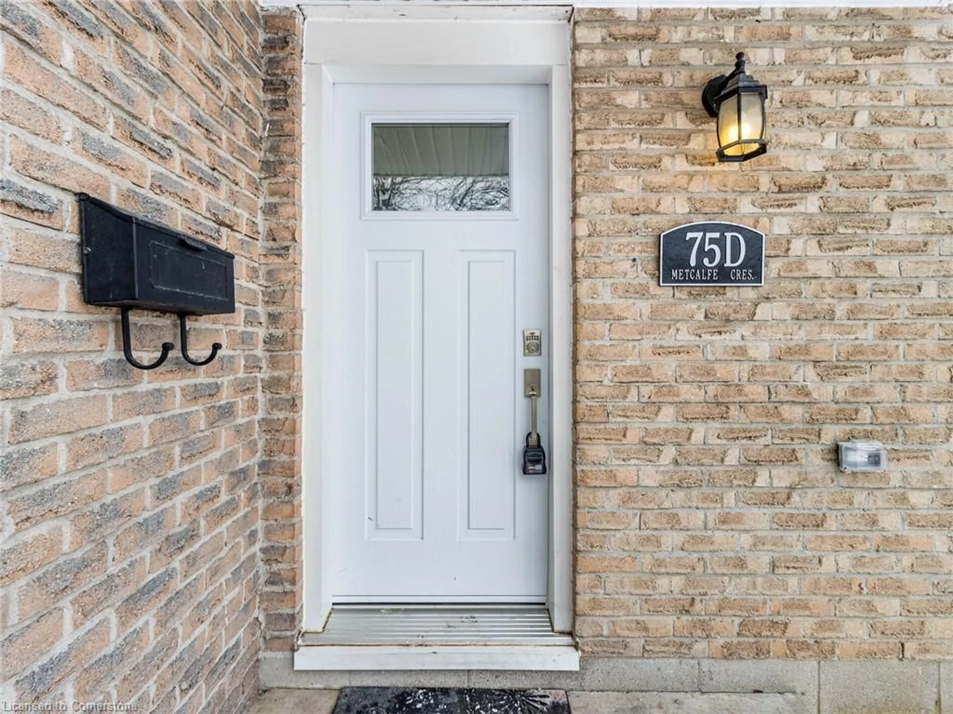 Indoor entryway for 75 Metcalfe Cres #D, Brantford Ontario N3R 2L7