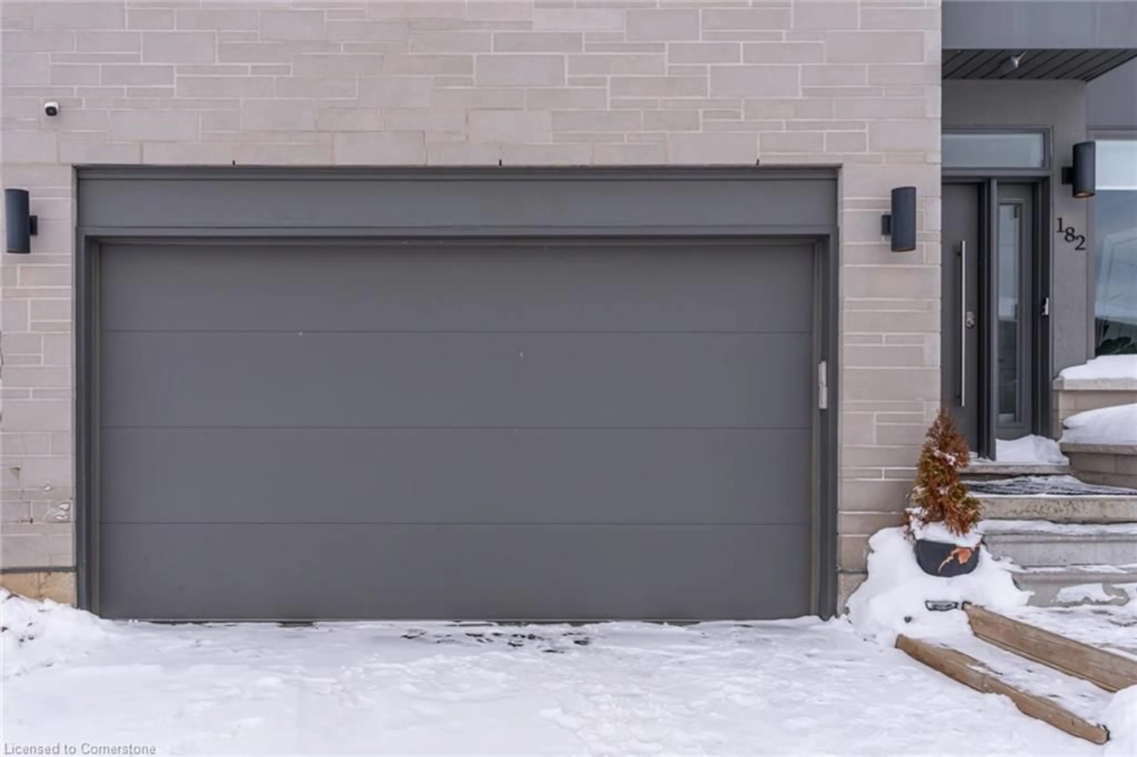 Indoor garage for 182 Klein Cir, Ancaster Ontario L9K 0K3