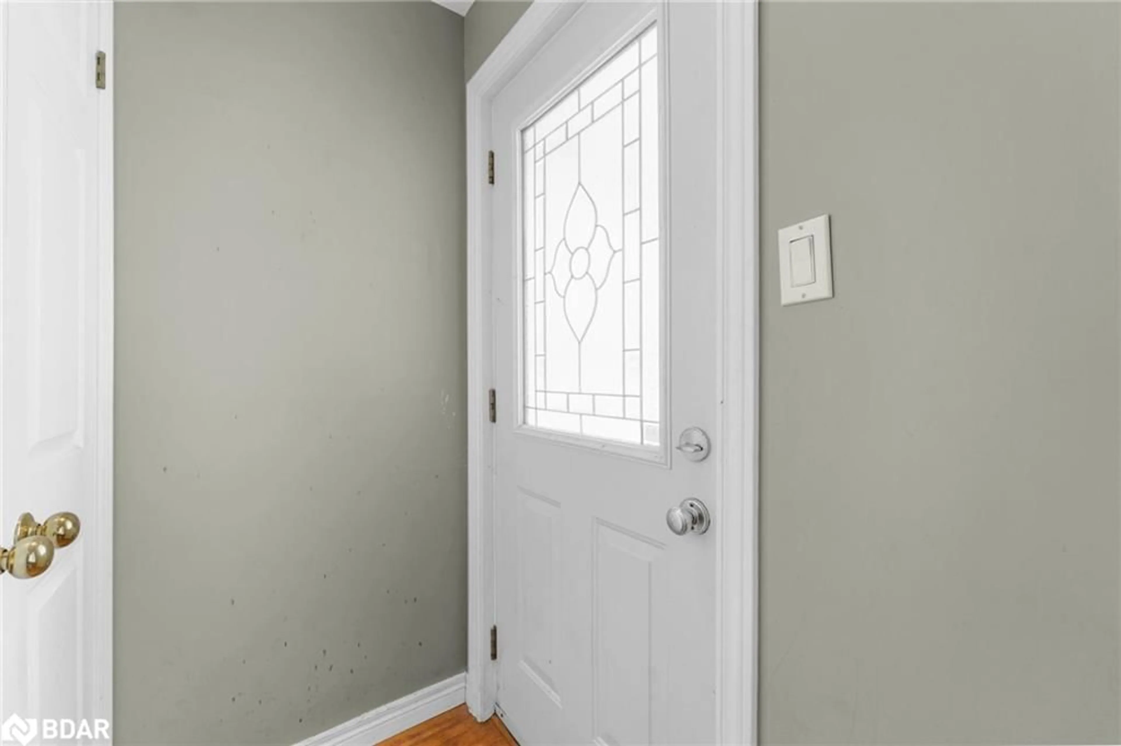 Indoor entryway for 107 Sydenham St, Angus Ontario L0M 1B0