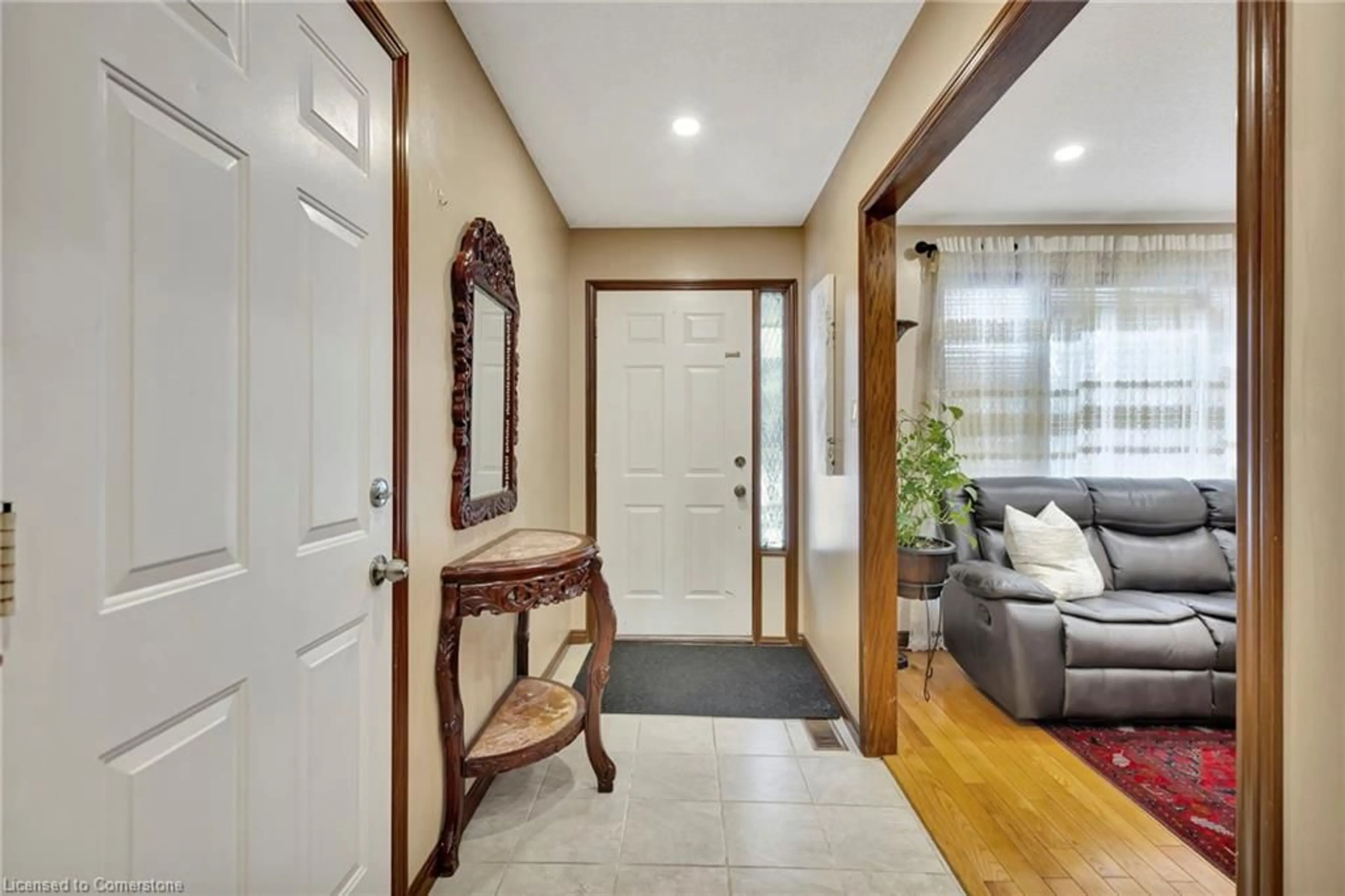 Indoor entryway for 19 Janet Crt, Hamilton Ontario L8E 4X8