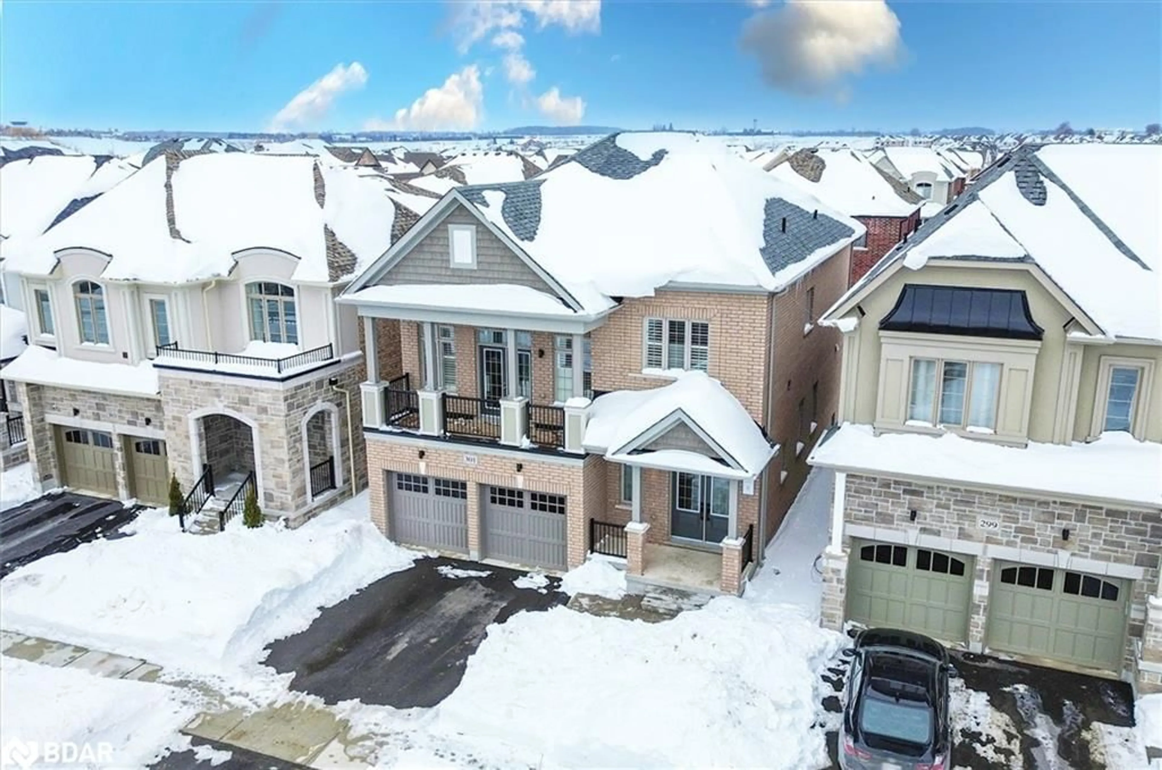 A pic from outside/outdoor area/front of a property/back of a property/a pic from drone, street for 301 Danny Wheeler Blvd, Keswick Ontario L4P 0K1