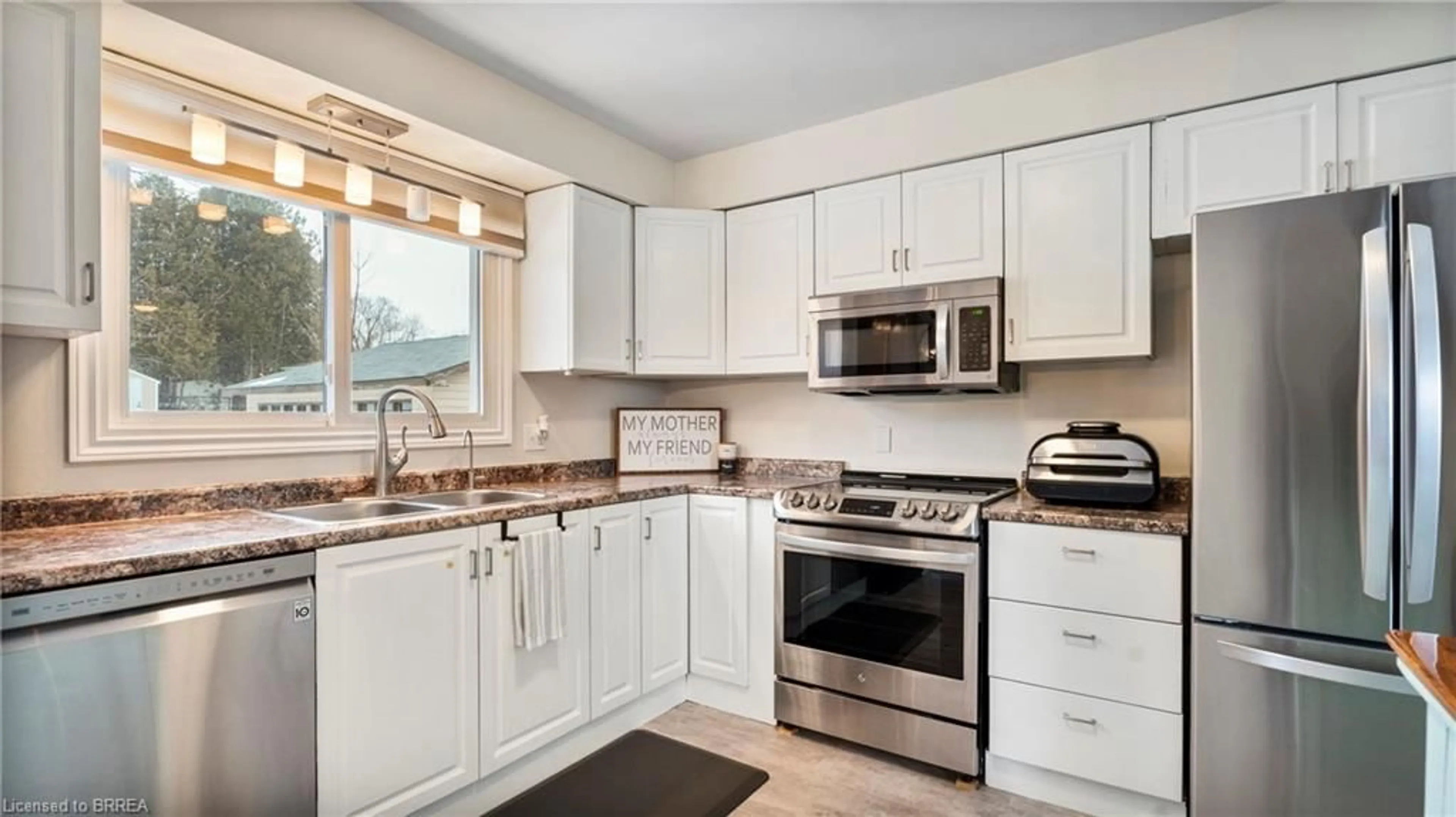 Standard kitchen, ceramic/tile floor for 16 Scott Ave, Simcoe Ontario N3Y 3H9