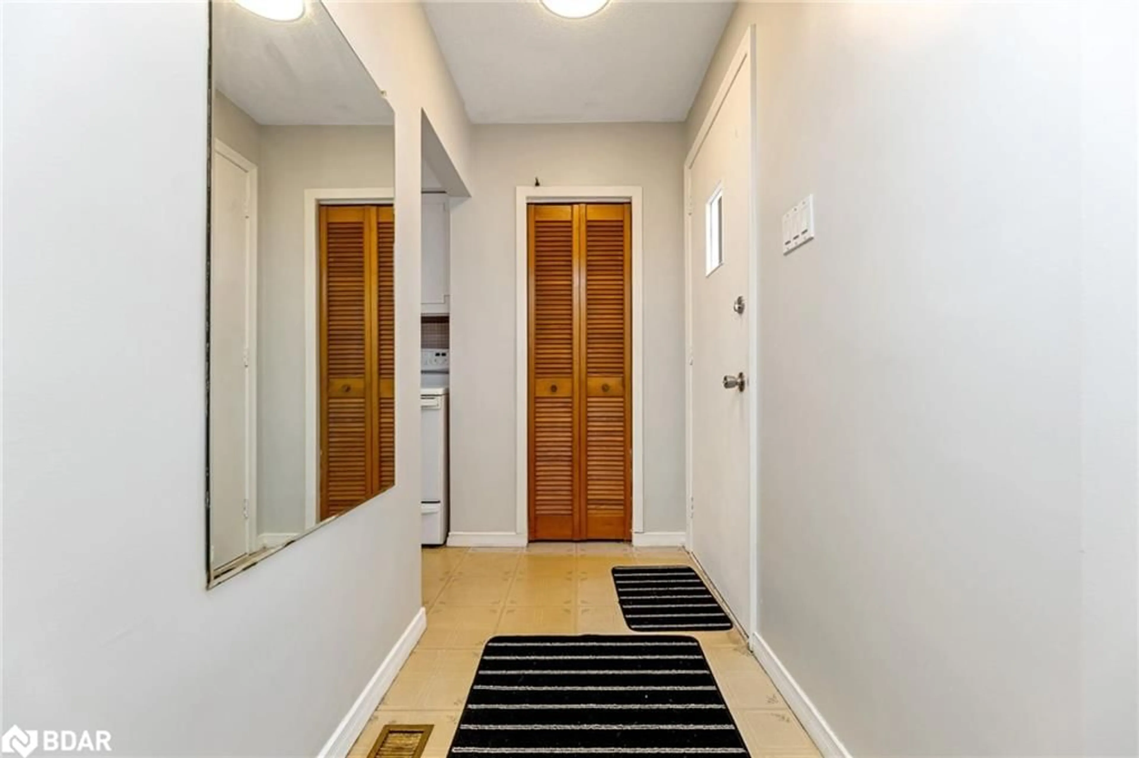 Indoor entryway for 175 Raylawn Cres, Georgetown Ontario L7G 4M6