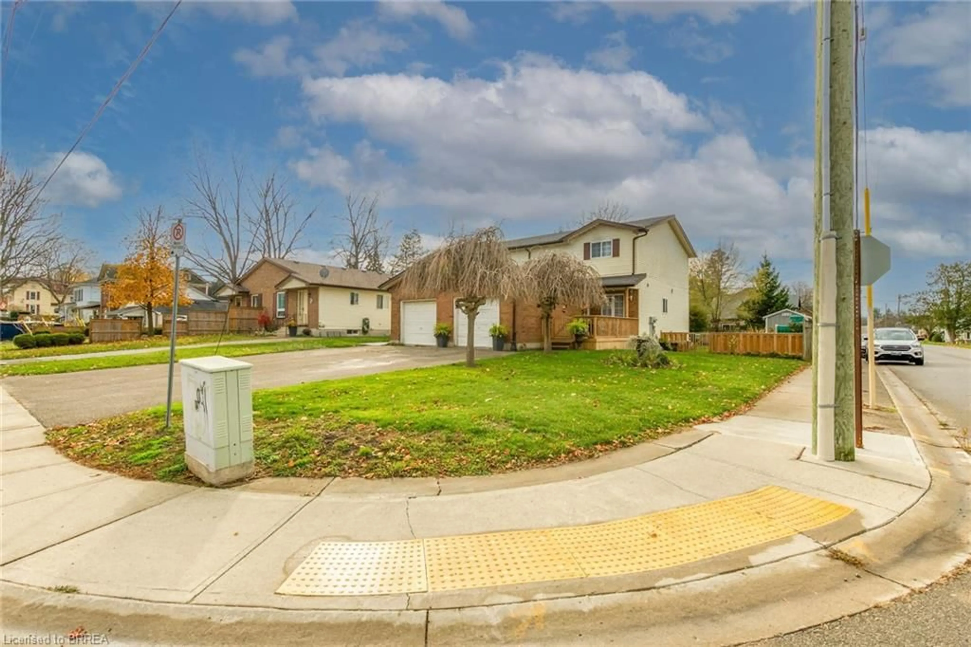 A pic from outside/outdoor area/front of a property/back of a property/a pic from drone, street for 62 St James St, Waterford Ontario N0E 1Y0