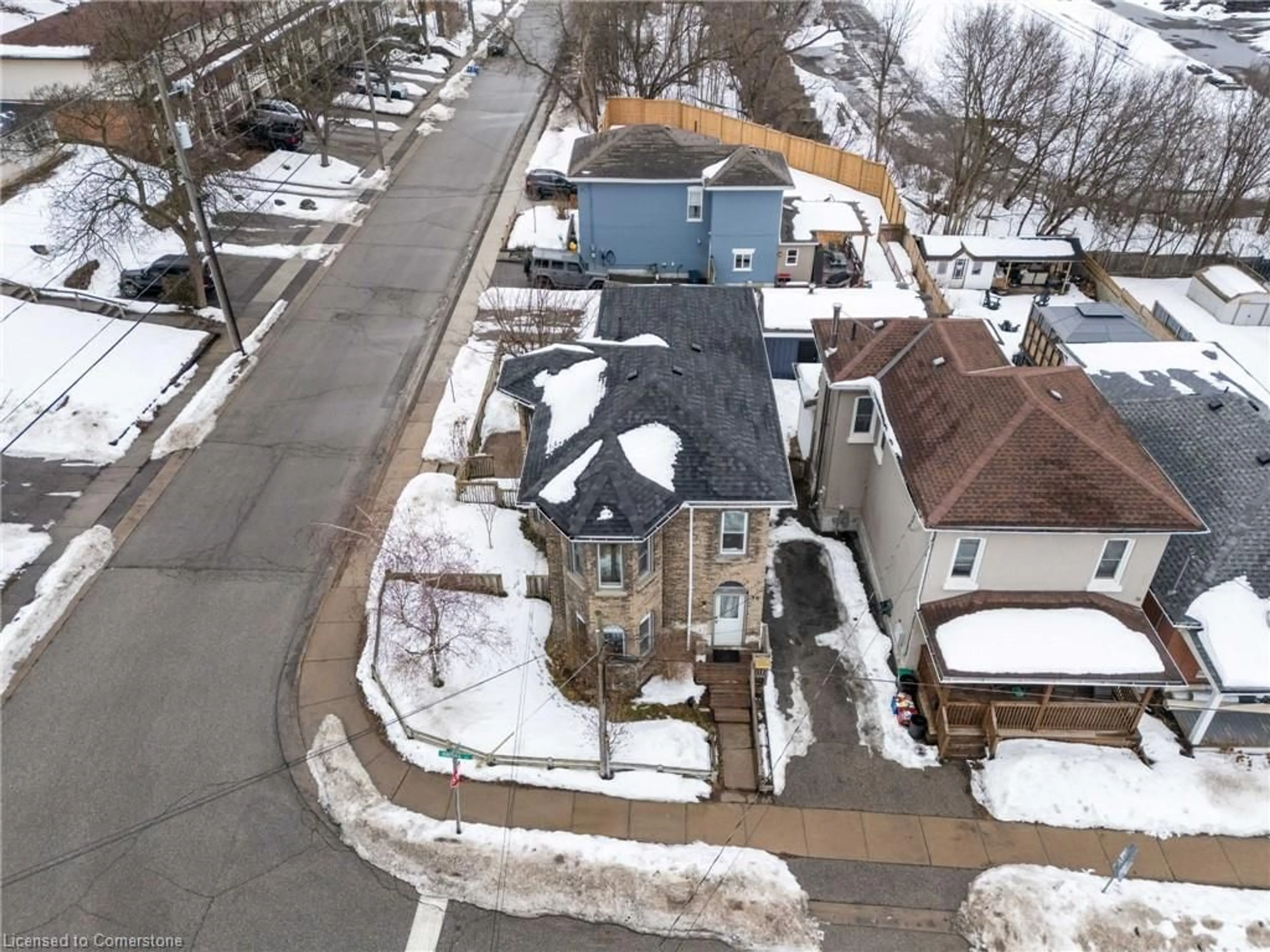 A pic from outside/outdoor area/front of a property/back of a property/a pic from drone, street for 39 Niagara St, Brantford Ontario N3R 4E1