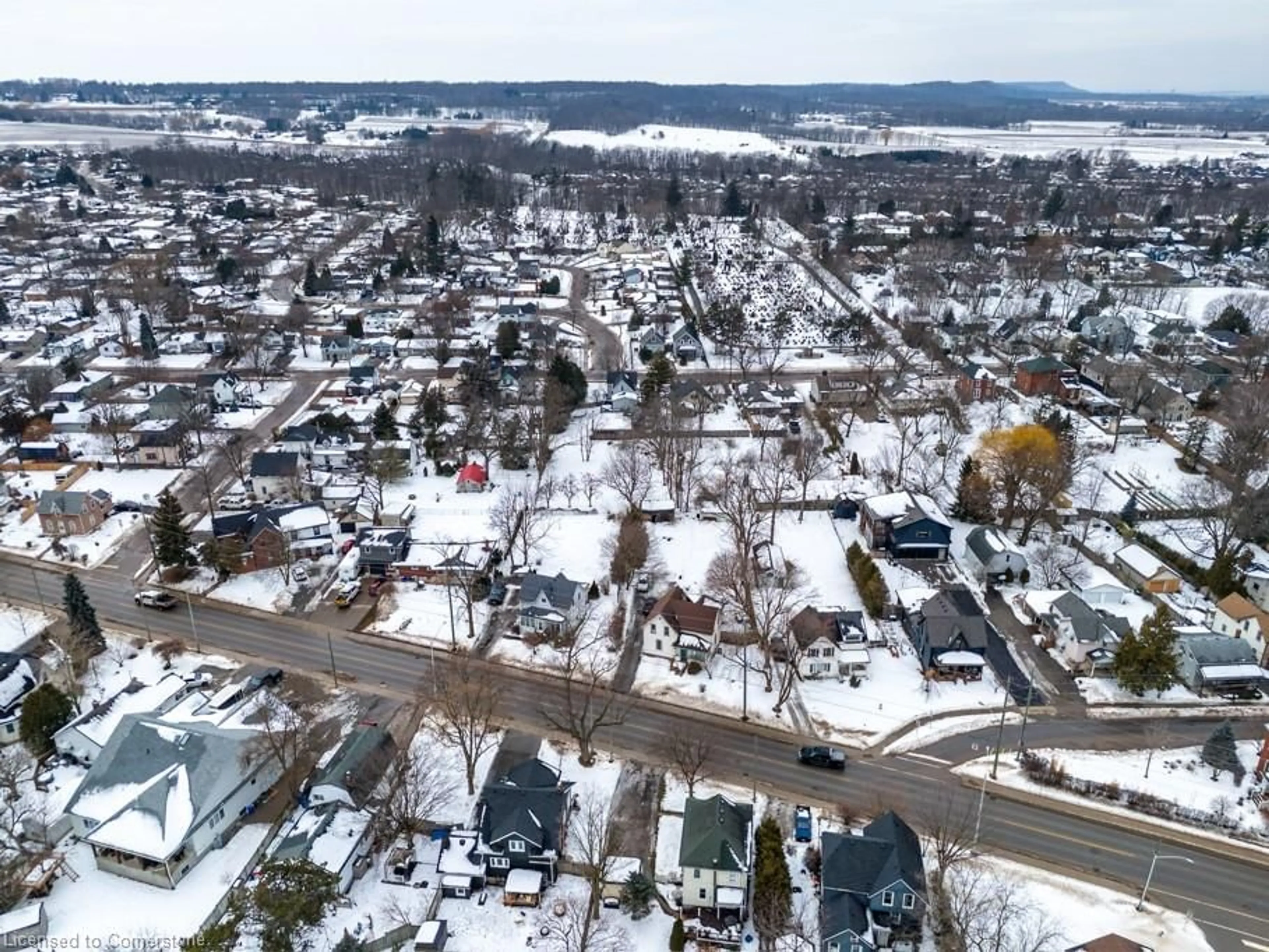 A pic from outside/outdoor area/front of a property/back of a property/a pic from drone, street for 4216 Mountain St, Beamsville Ontario L0R 1B0