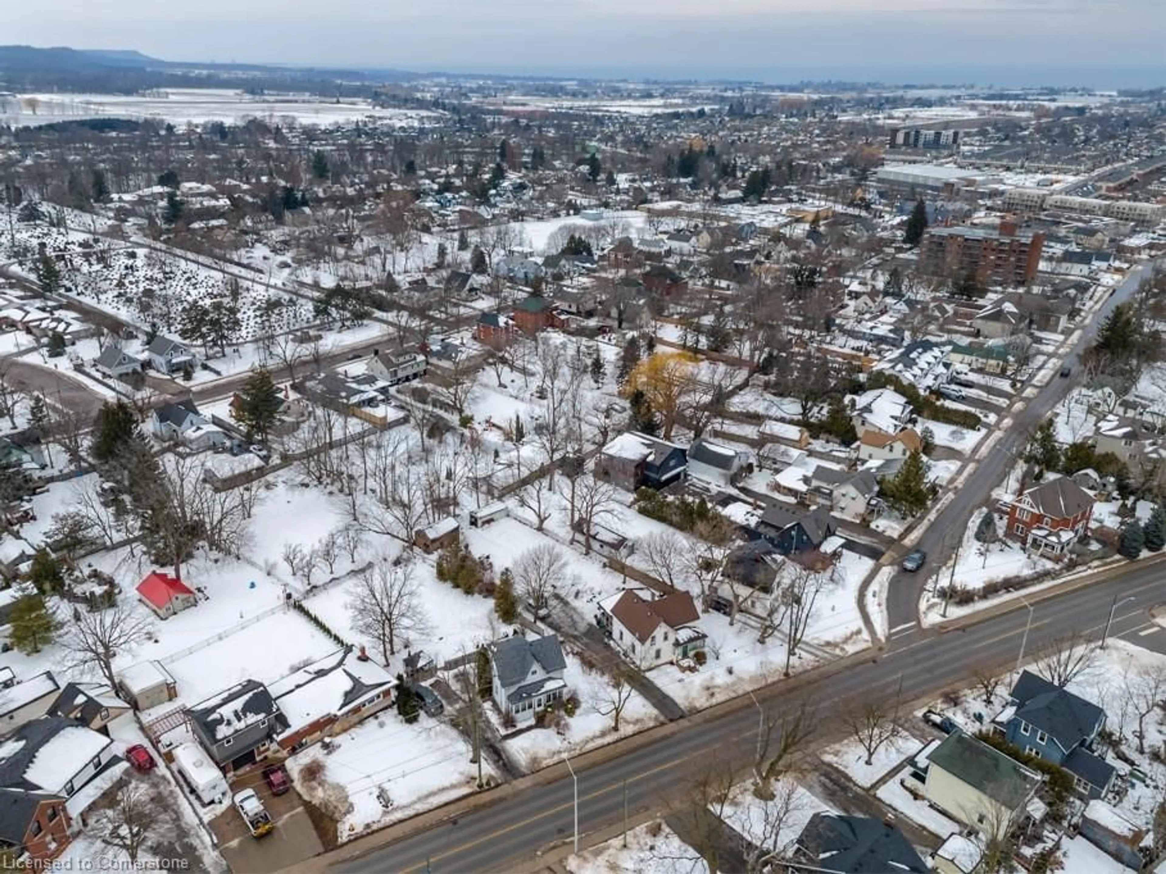 A pic from outside/outdoor area/front of a property/back of a property/a pic from drone, street for 4216 Mountain St, Beamsville Ontario L0R 1B0