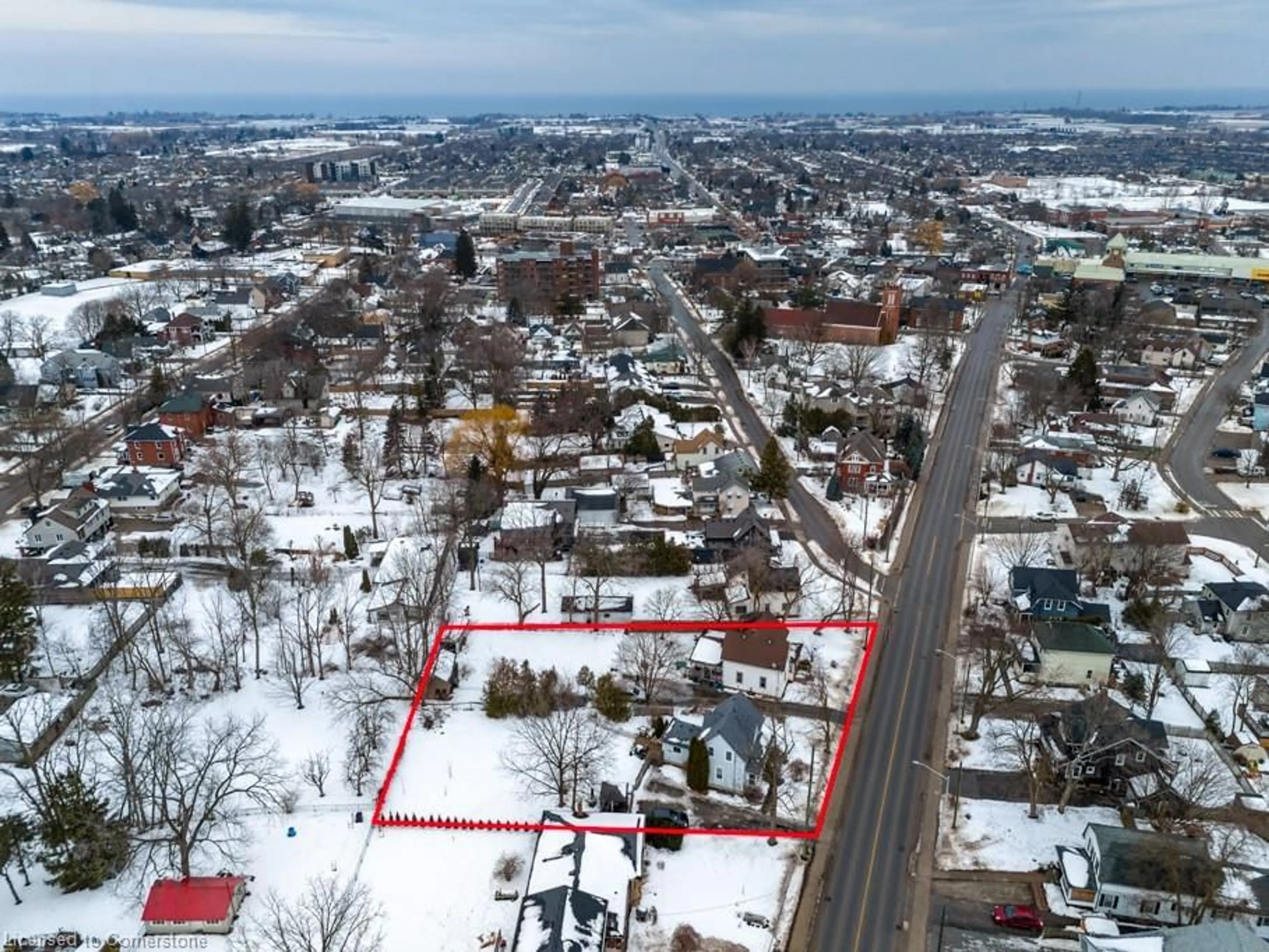 A pic from outside/outdoor area/front of a property/back of a property/a pic from drone, street for 4216 Mountain St, Beamsville Ontario L0R 1B0