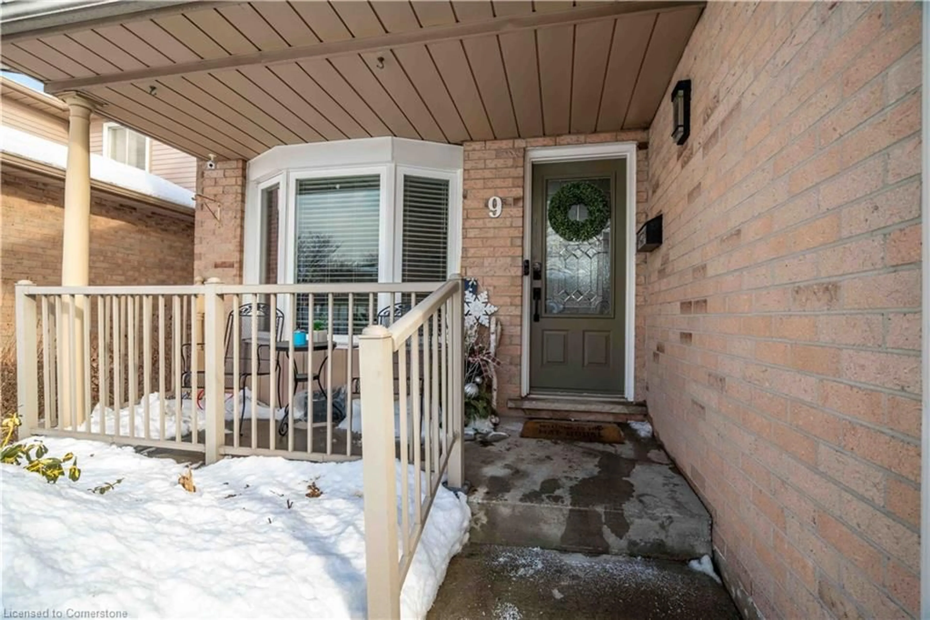 Indoor entryway for 9 Beachgrove Cres, Stoney Creek Ontario L8J 2N8