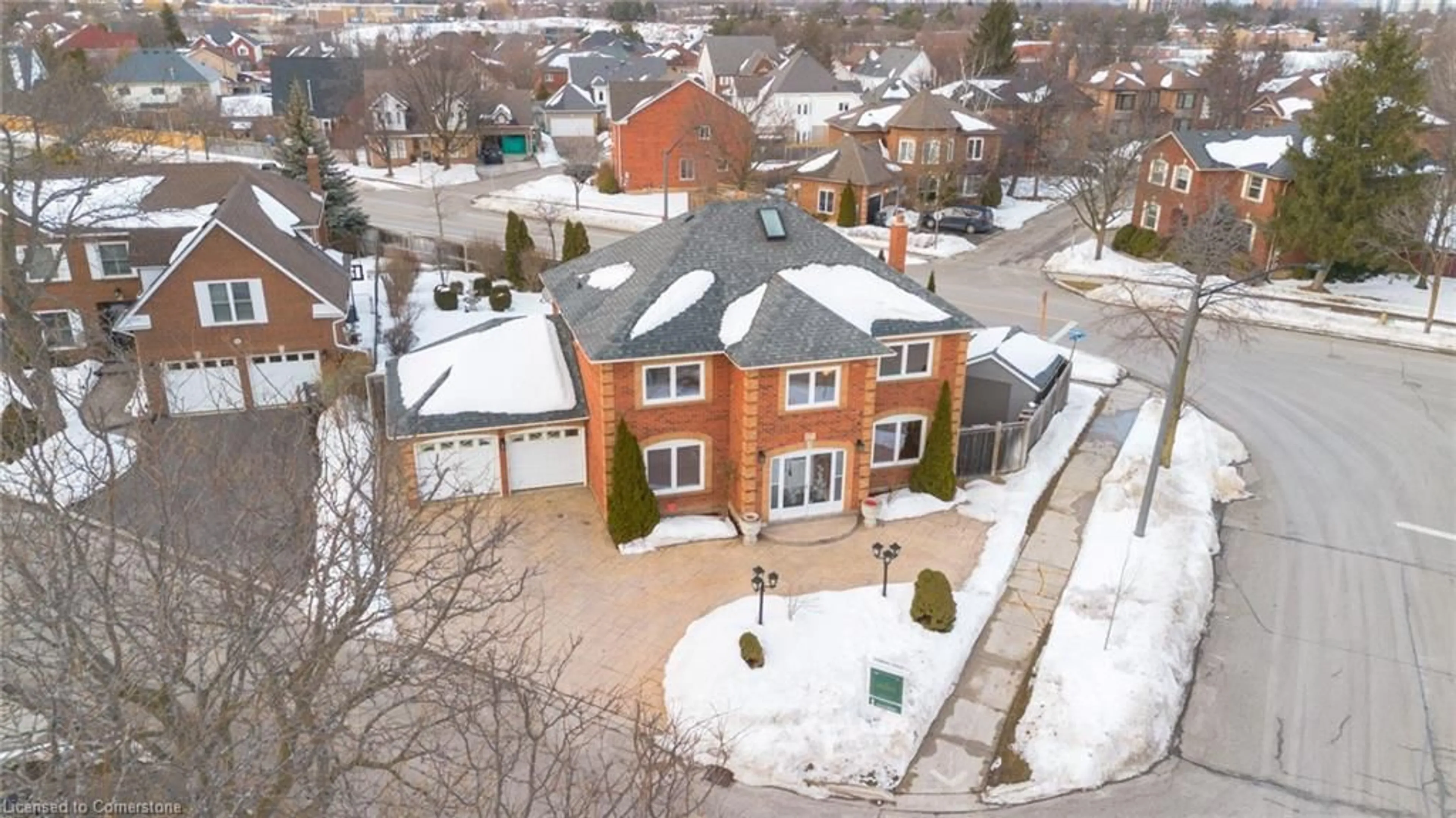 A pic from outside/outdoor area/front of a property/back of a property/a pic from drone, street for 6781 Snow Goose Lanes, Mississauga Ontario L5N 5J2