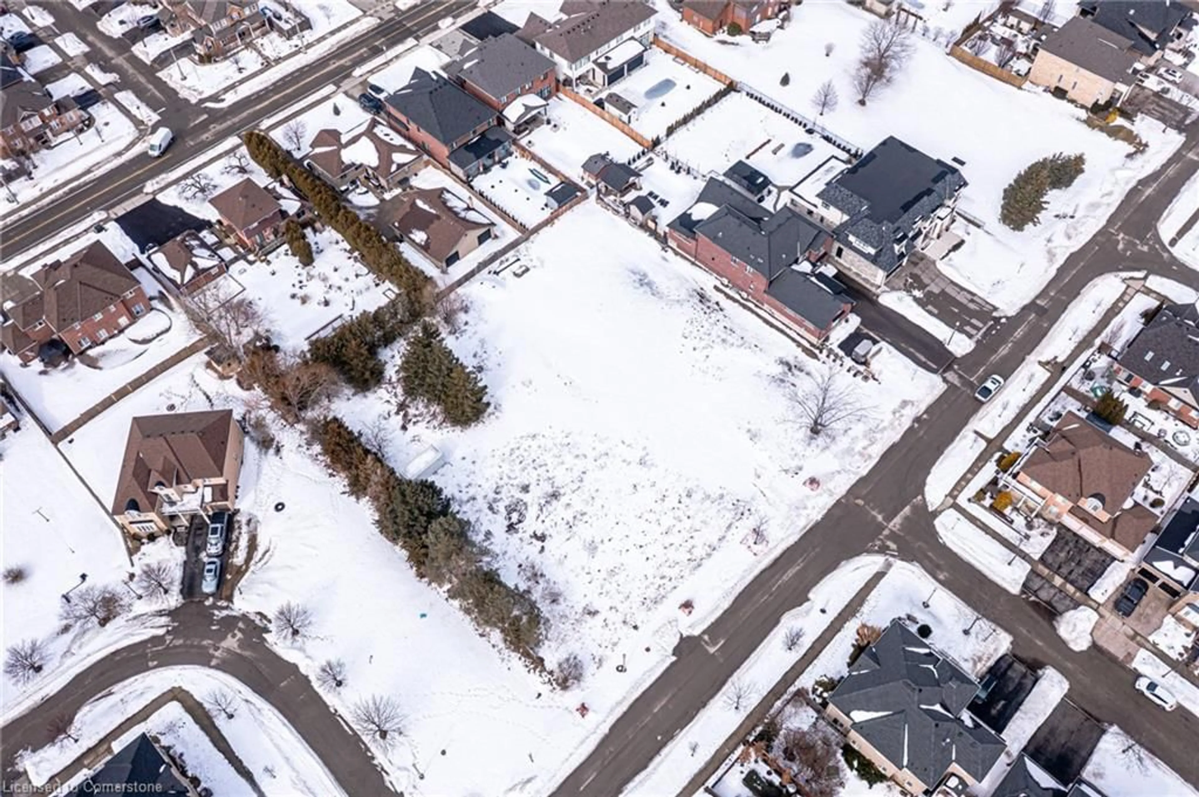 A pic from outside/outdoor area/front of a property/back of a property/a pic from drone, street for 32 Sandbeach Dr, Stoney Creek Ontario L8E 6E6