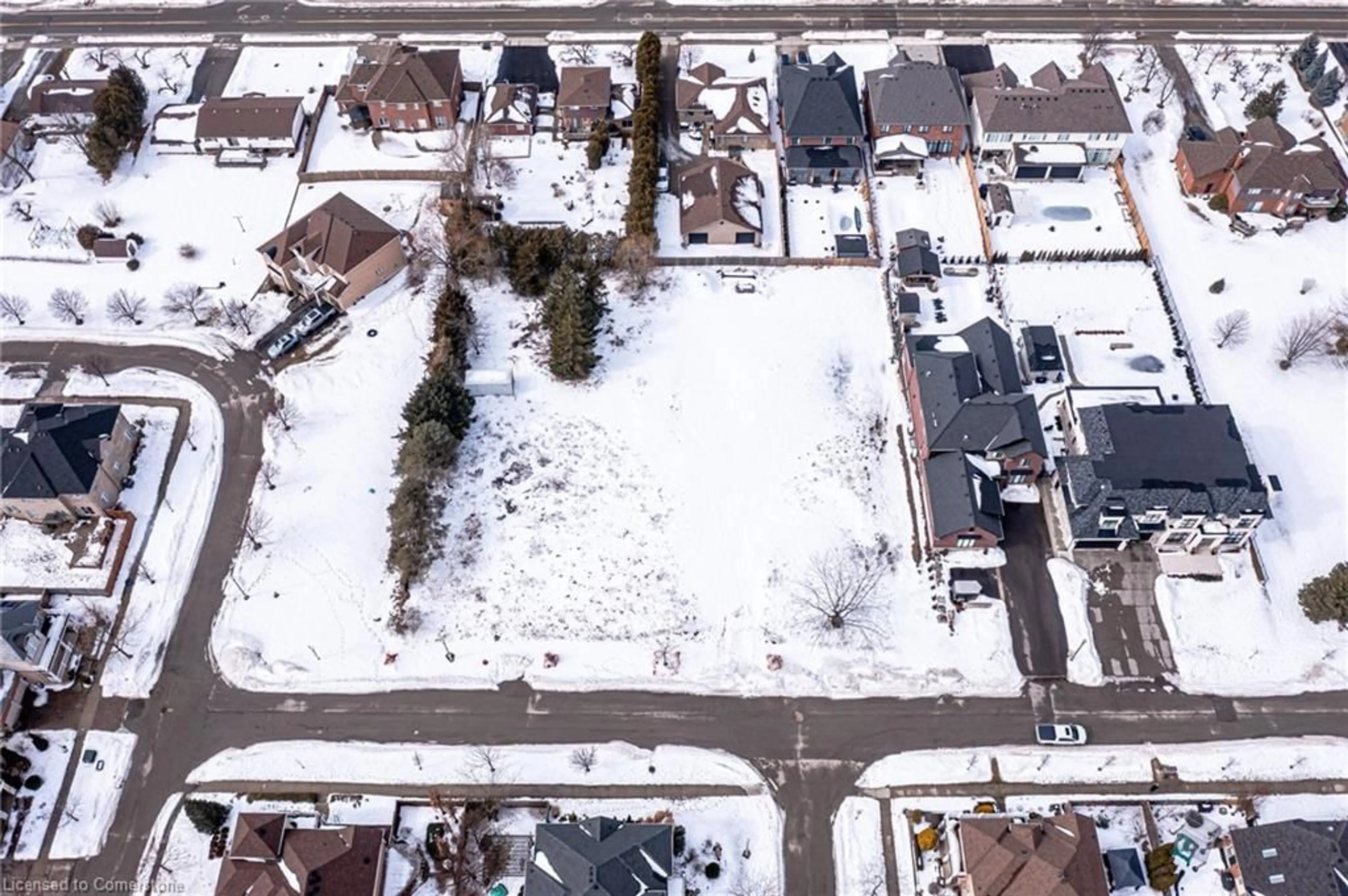 A pic from outside/outdoor area/front of a property/back of a property/a pic from drone, street for 32 Sandbeach Dr, Stoney Creek Ontario L8E 6E6