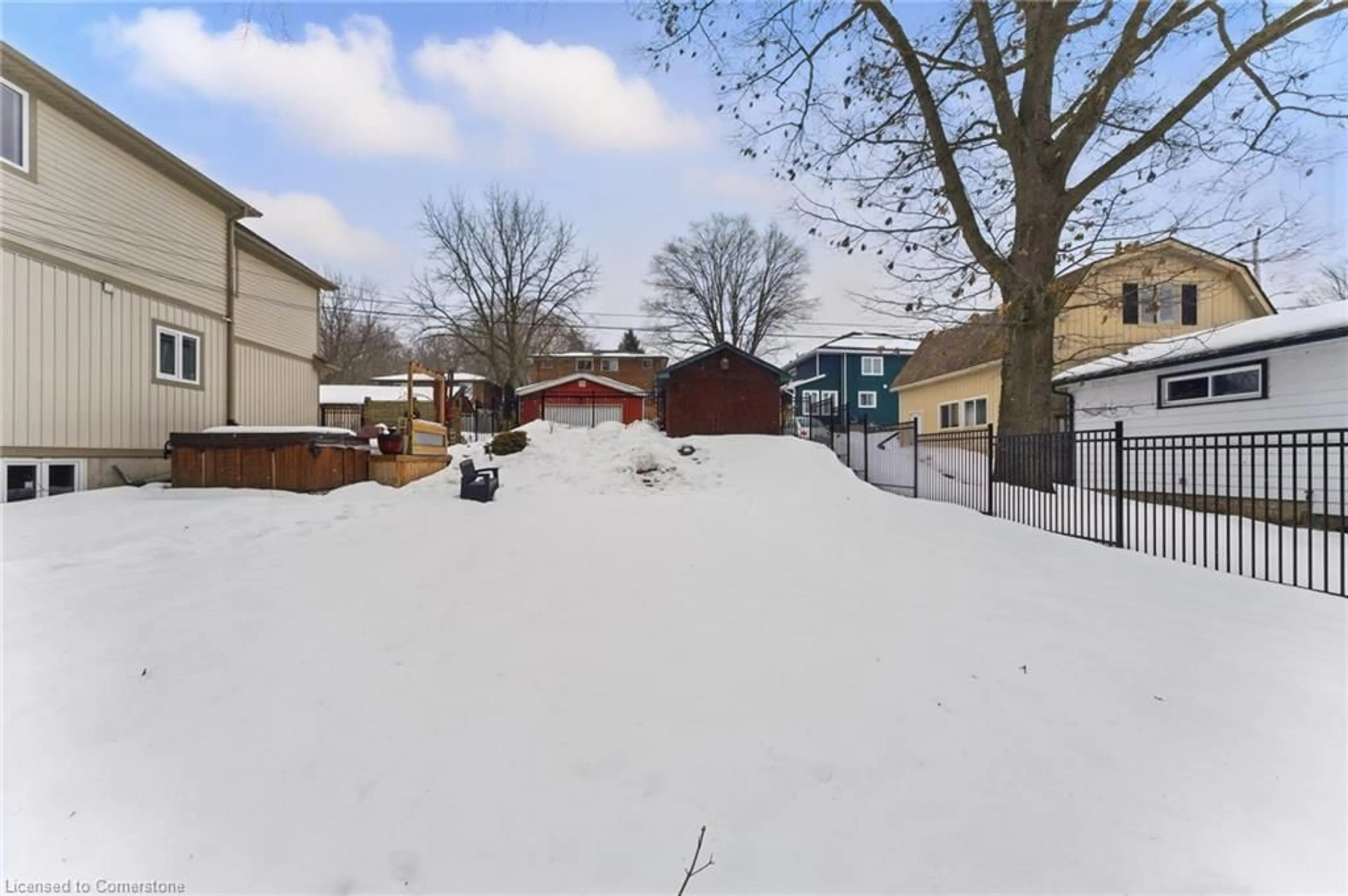 A pic from outside/outdoor area/front of a property/back of a property/a pic from drone, street for 242 Queen St, Cambridge Ontario N3C 2B5