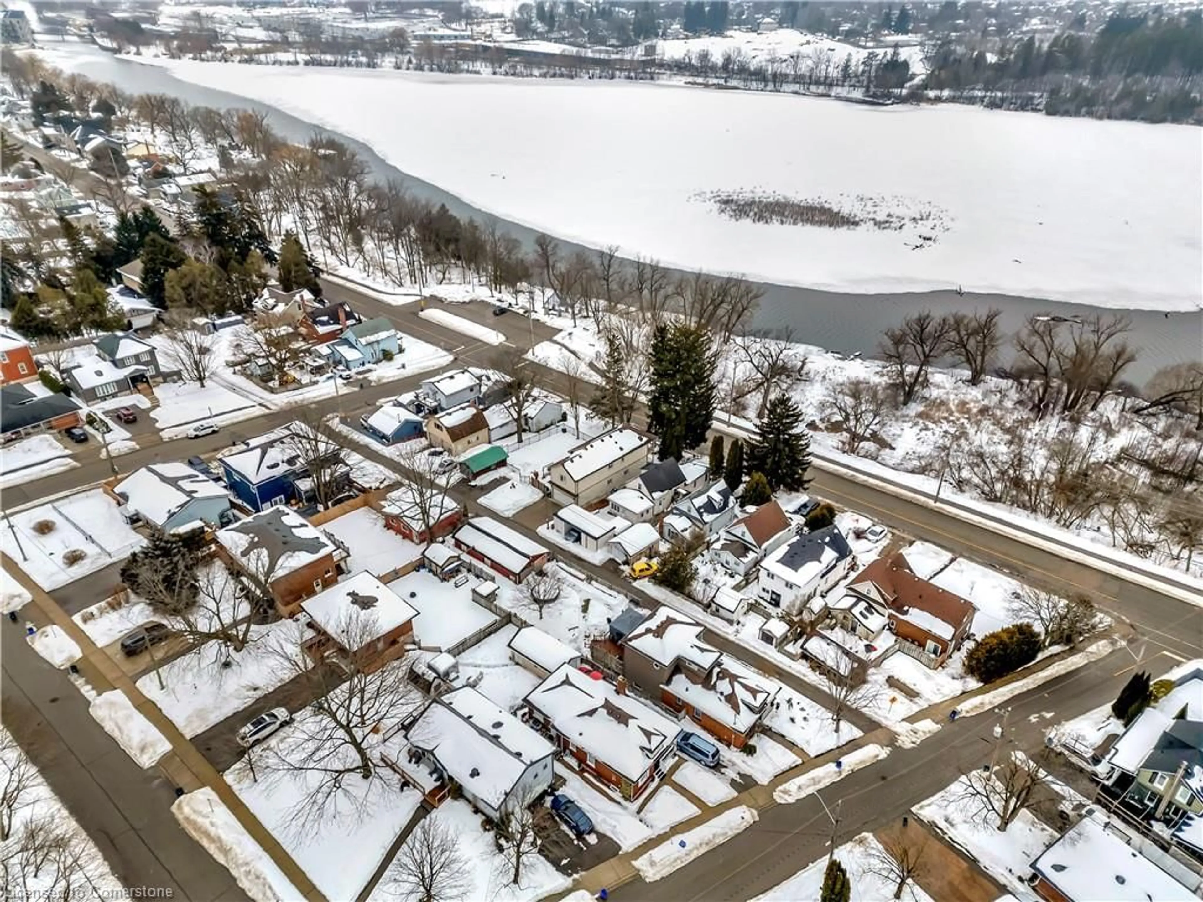 A pic from outside/outdoor area/front of a property/back of a property/a pic from drone, street for 242 Queen St, Cambridge Ontario N3C 2B5