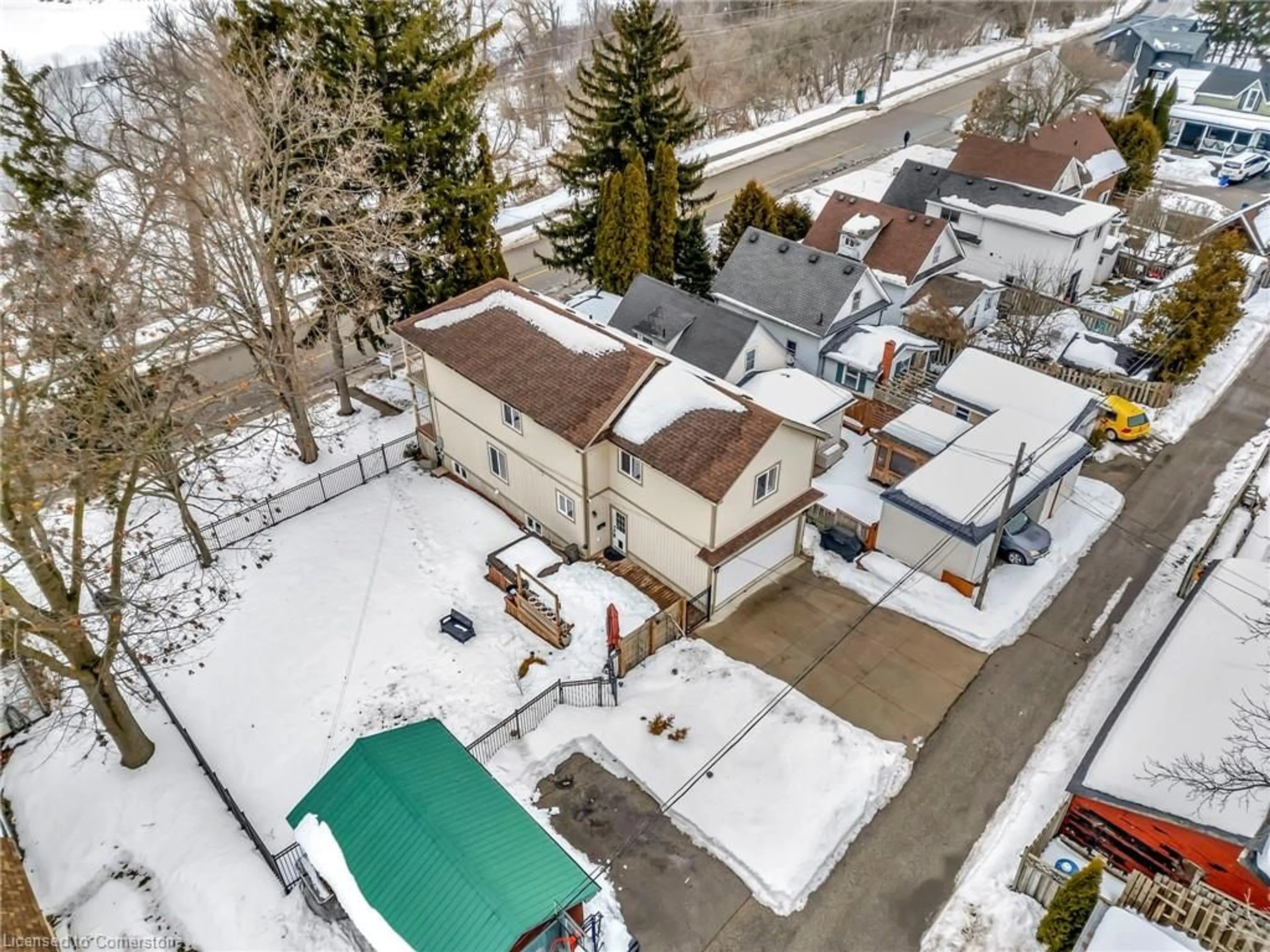 A pic from outside/outdoor area/front of a property/back of a property/a pic from drone, street for 242 Queen St, Cambridge Ontario N3C 2B5