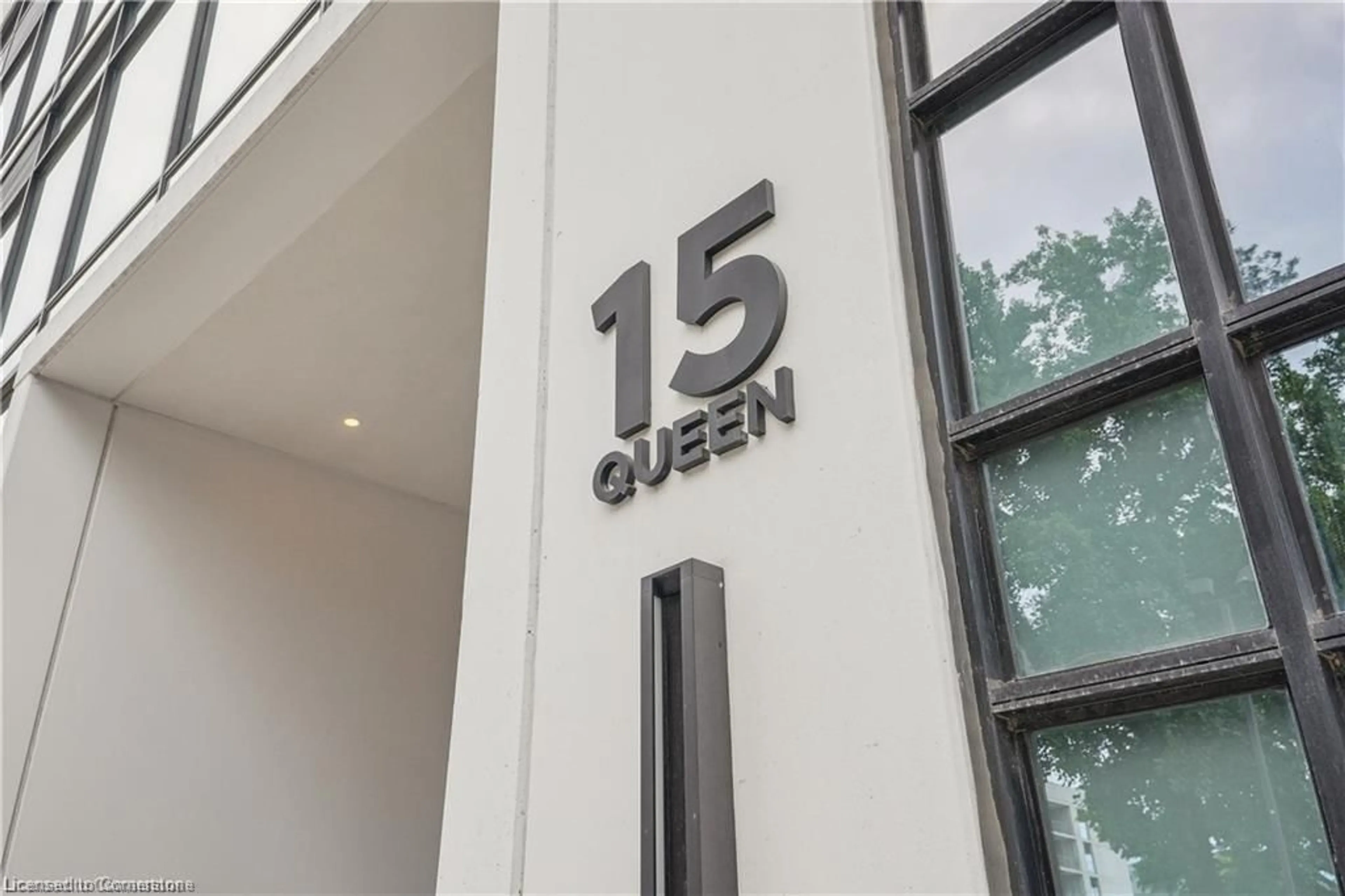 Indoor foyer for 15 Queen St #513, Hamilton Ontario L8P 0C6