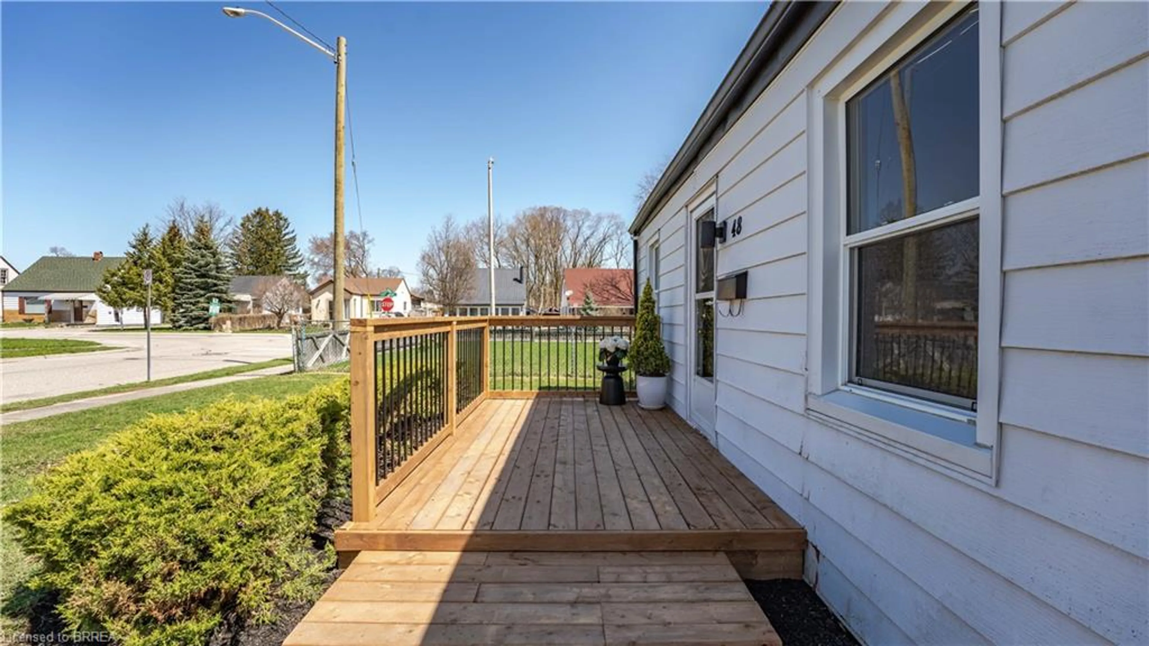 Patio, street for 48 Seventh Ave, Brantford Ontario N3S 1B4