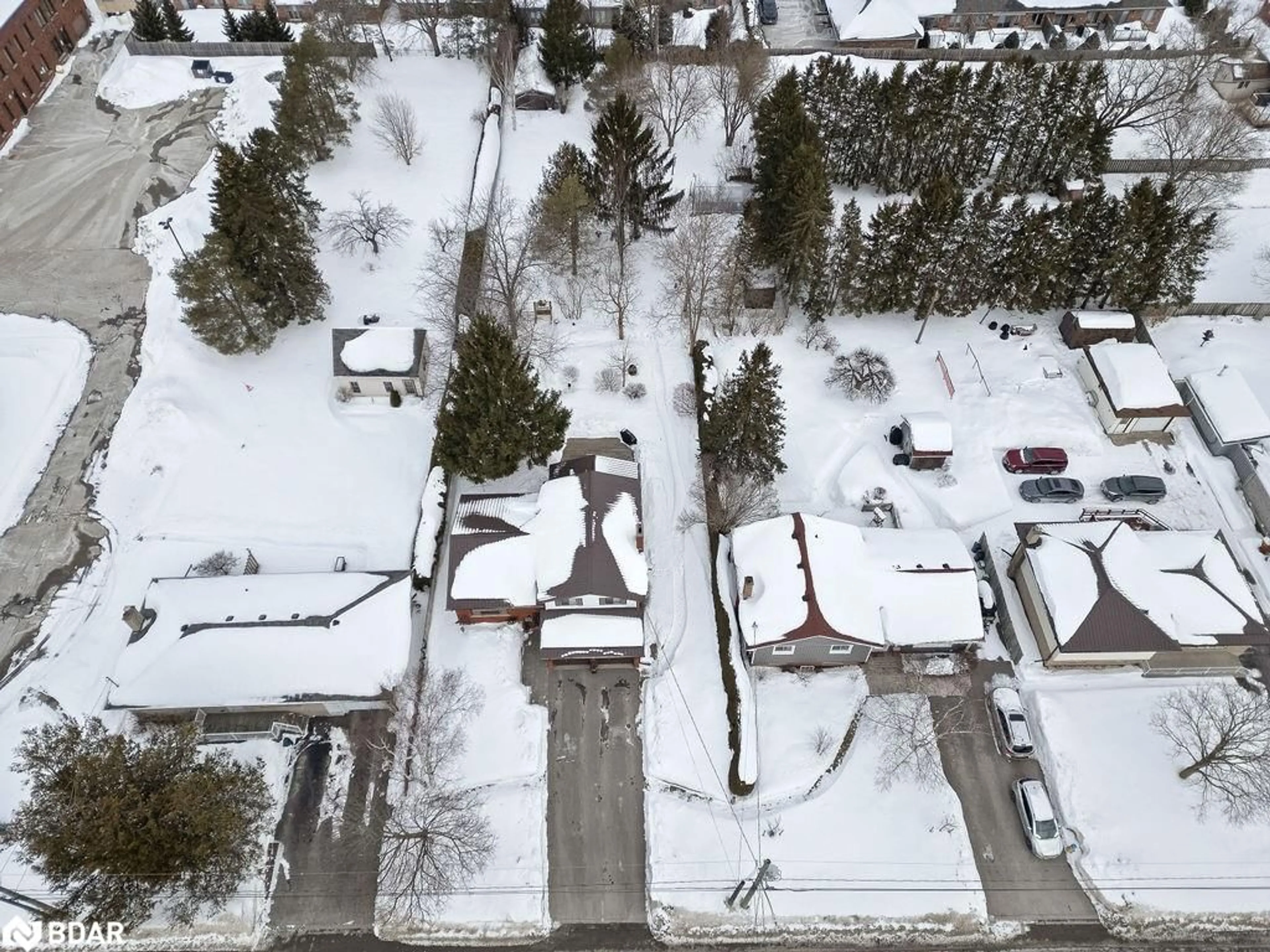 A pic from outside/outdoor area/front of a property/back of a property/a pic from drone, street for 202 Mary St, Lindsay Ontario K9V 2N8