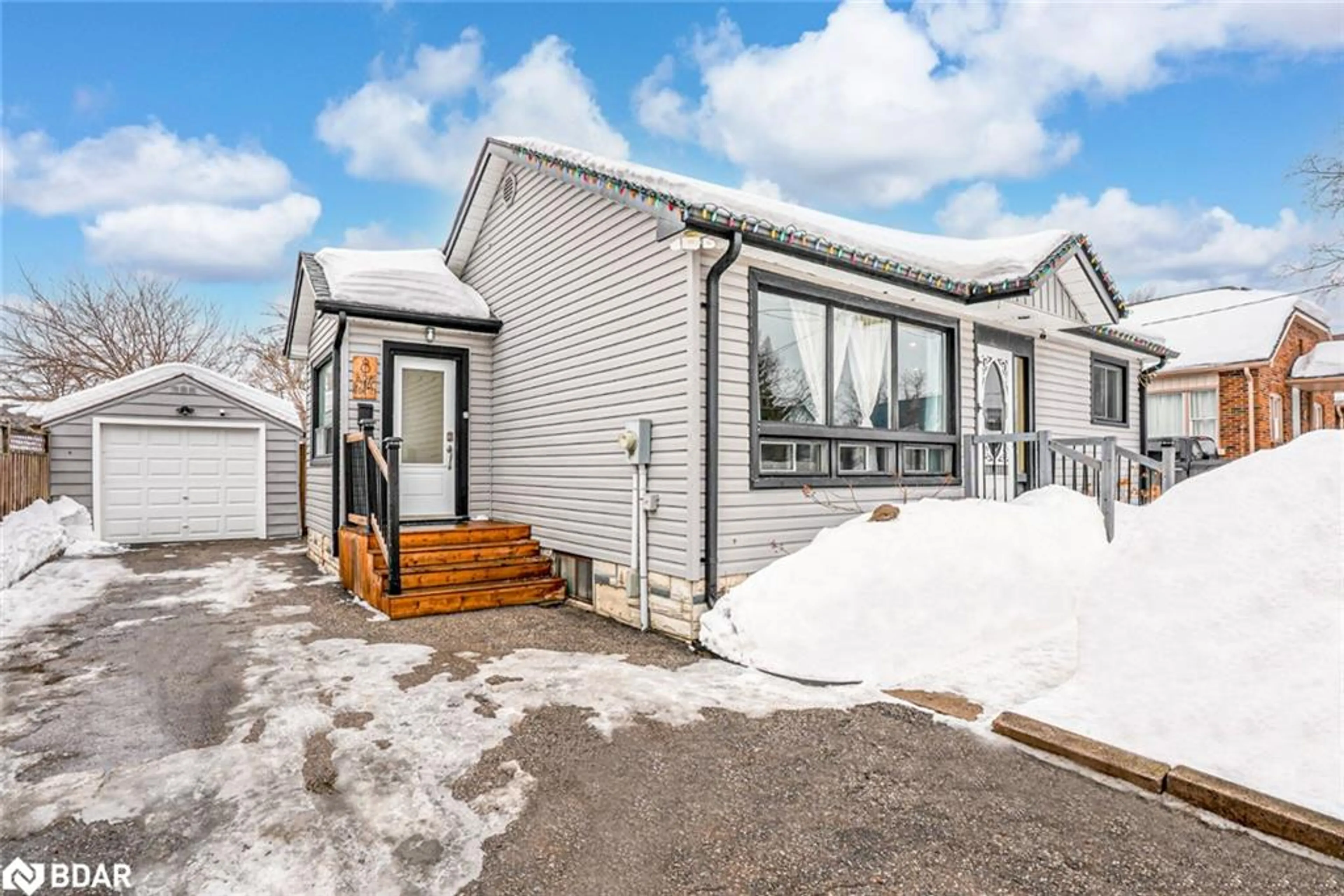 Unknown for 8 Boys St, Barrie Ontario L4N 1Z8