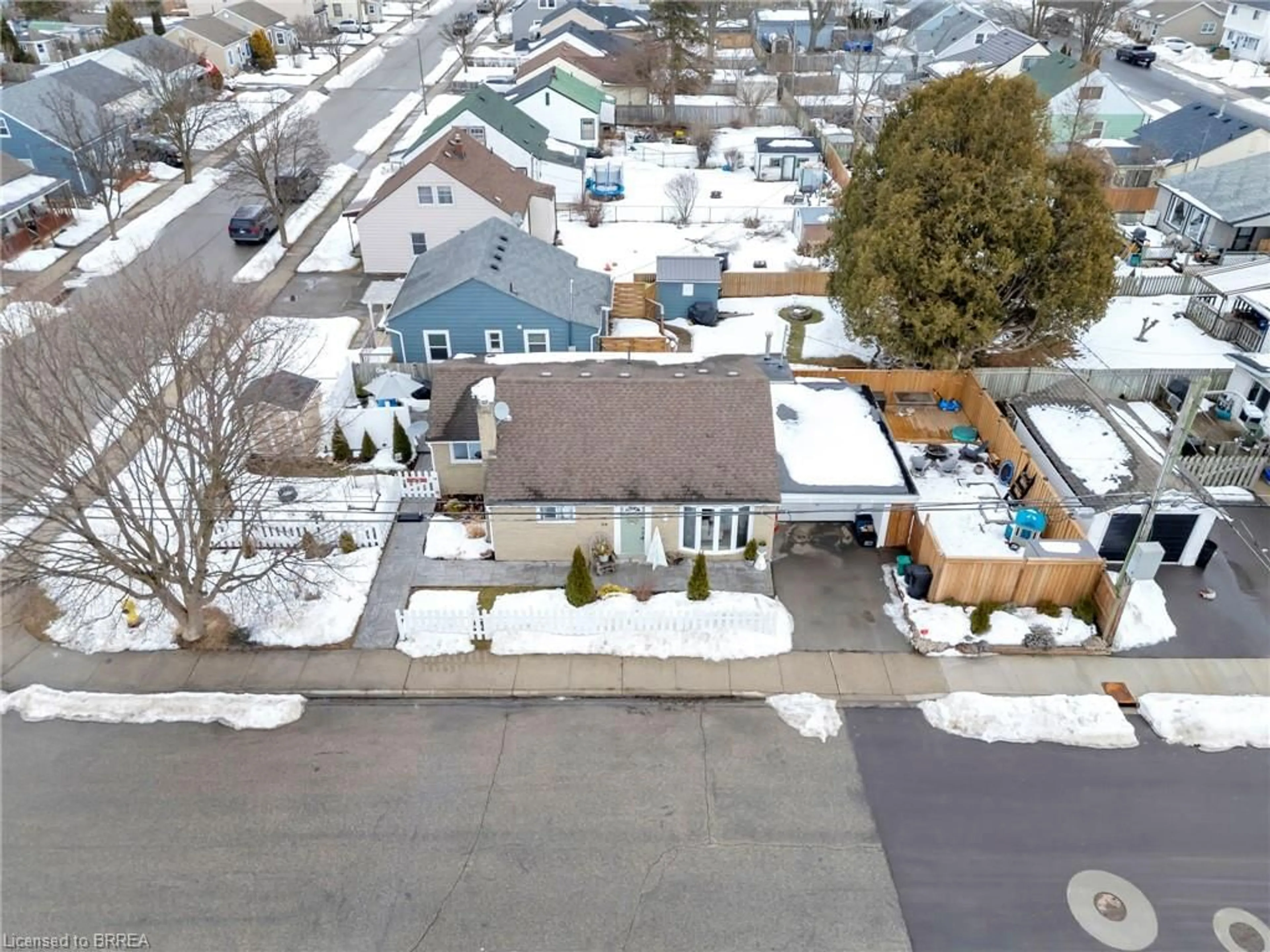 A pic from outside/outdoor area/front of a property/back of a property/a pic from drone, street for 64 Division St, Brantford Ontario N3S 2P4