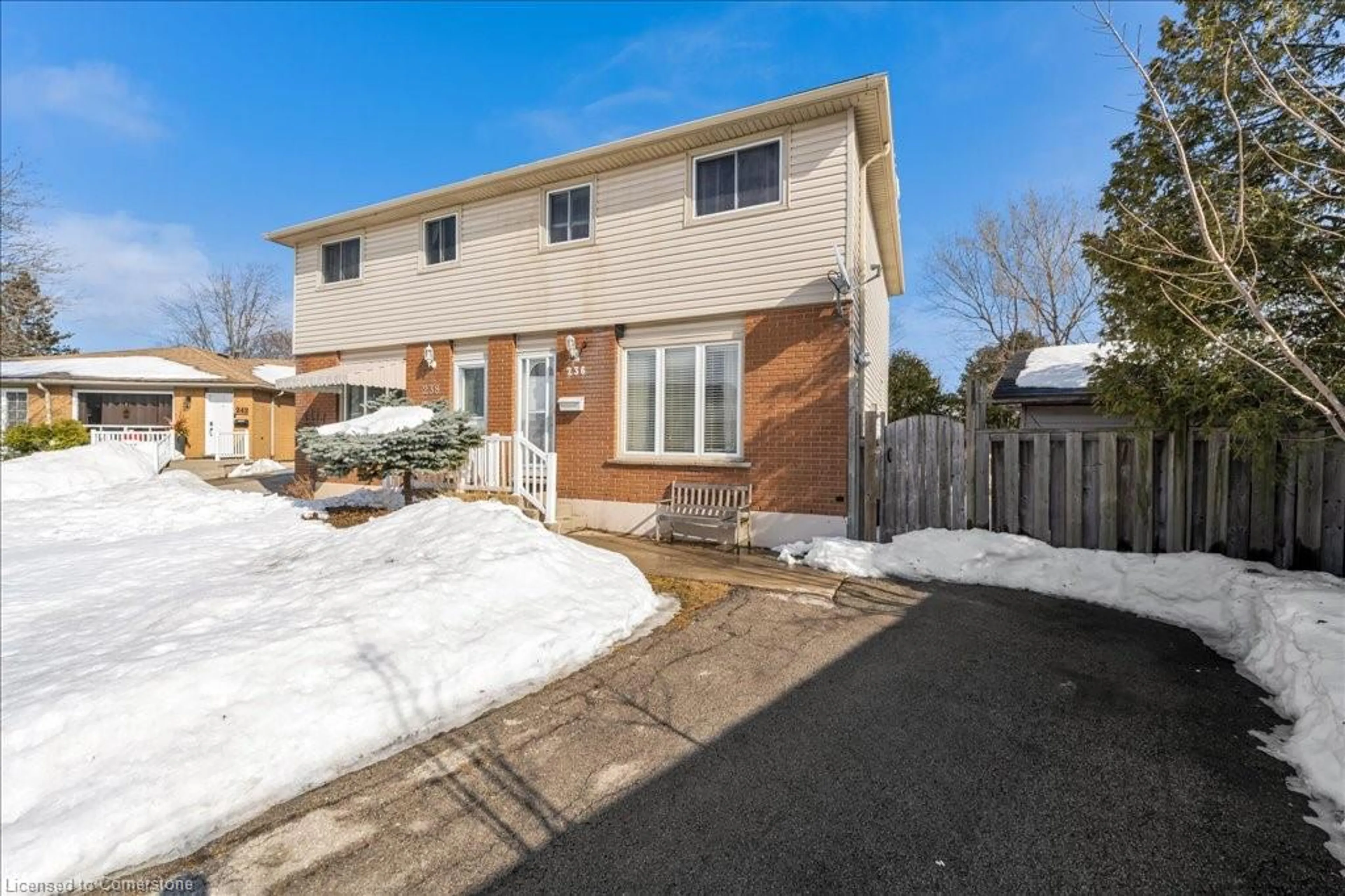 A pic from outside/outdoor area/front of a property/back of a property/a pic from drone, street for 236 Lawnhurst Crt, Hamilton Ontario L8V 4R4