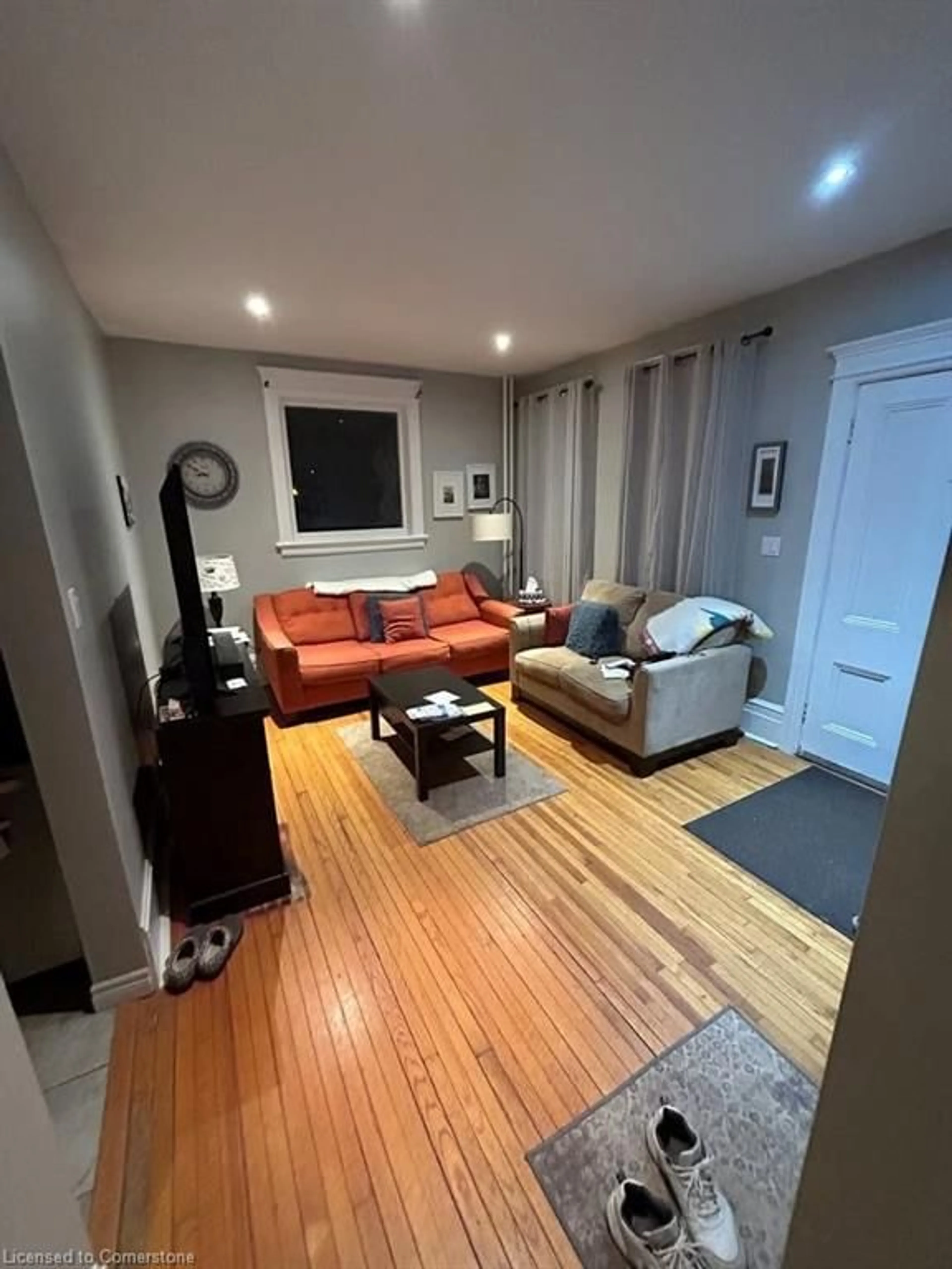 Living room with furniture, wood/laminate floor for 34 Oak St, Cambridge Ontario N1R 4K6