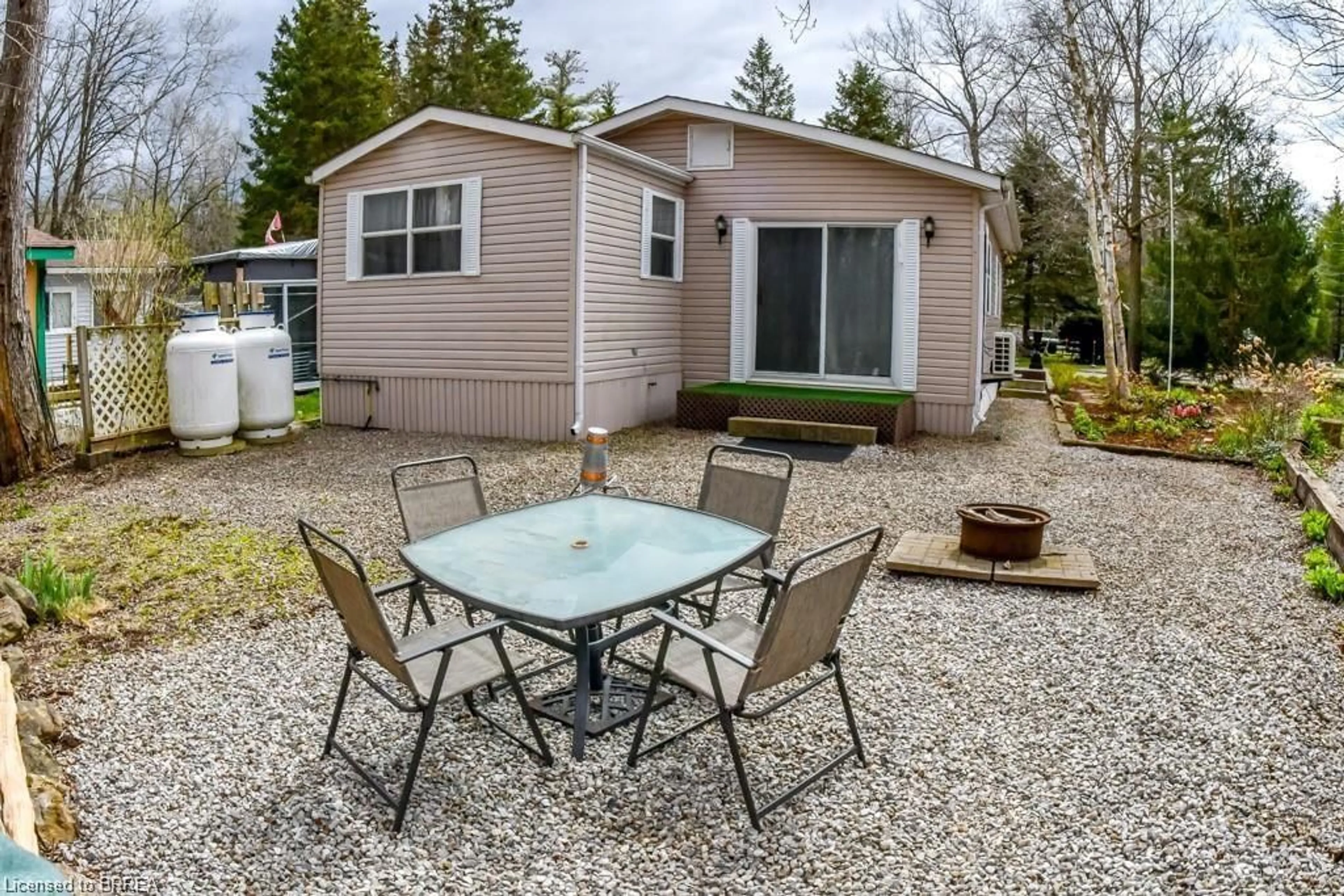 Patio, street for 107 Rodeo Rd, Flamborough Ontario N0B 2J0