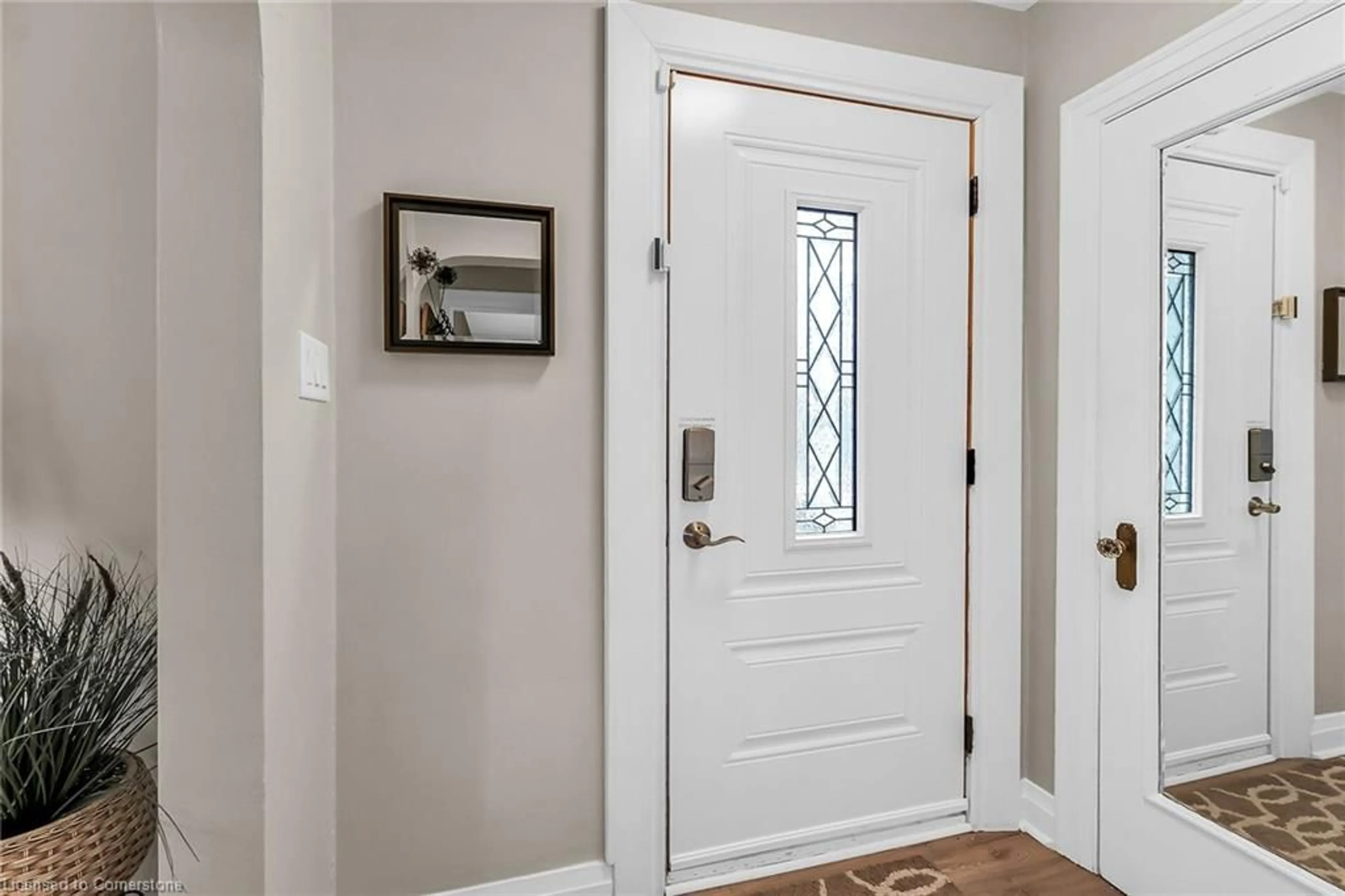 Indoor entryway for 98 Osler Dr, Dundas Ontario L9H 4B7