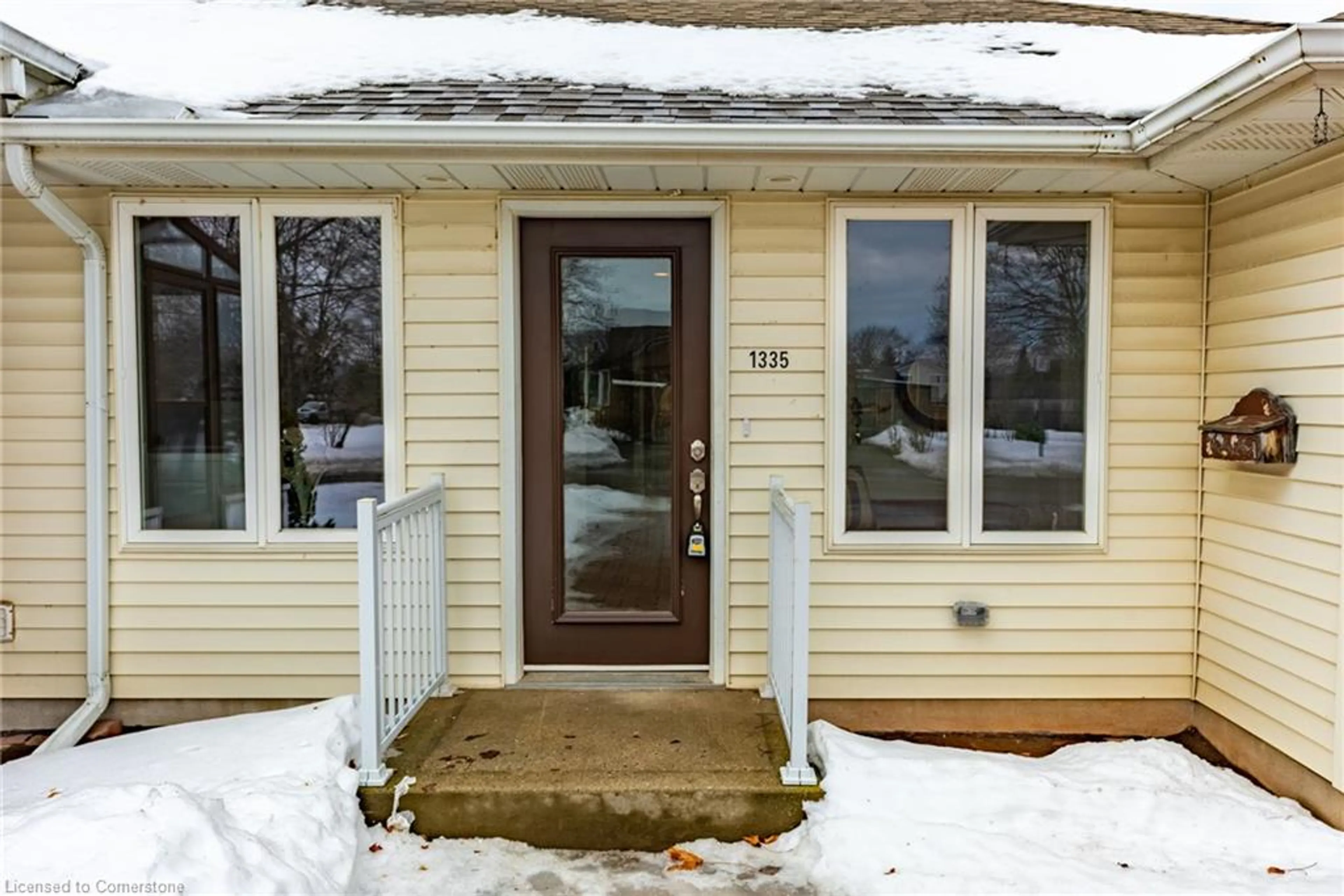 Indoor entryway for 1335 Hwy 8, Stoney Creek Ontario L8E 5K6