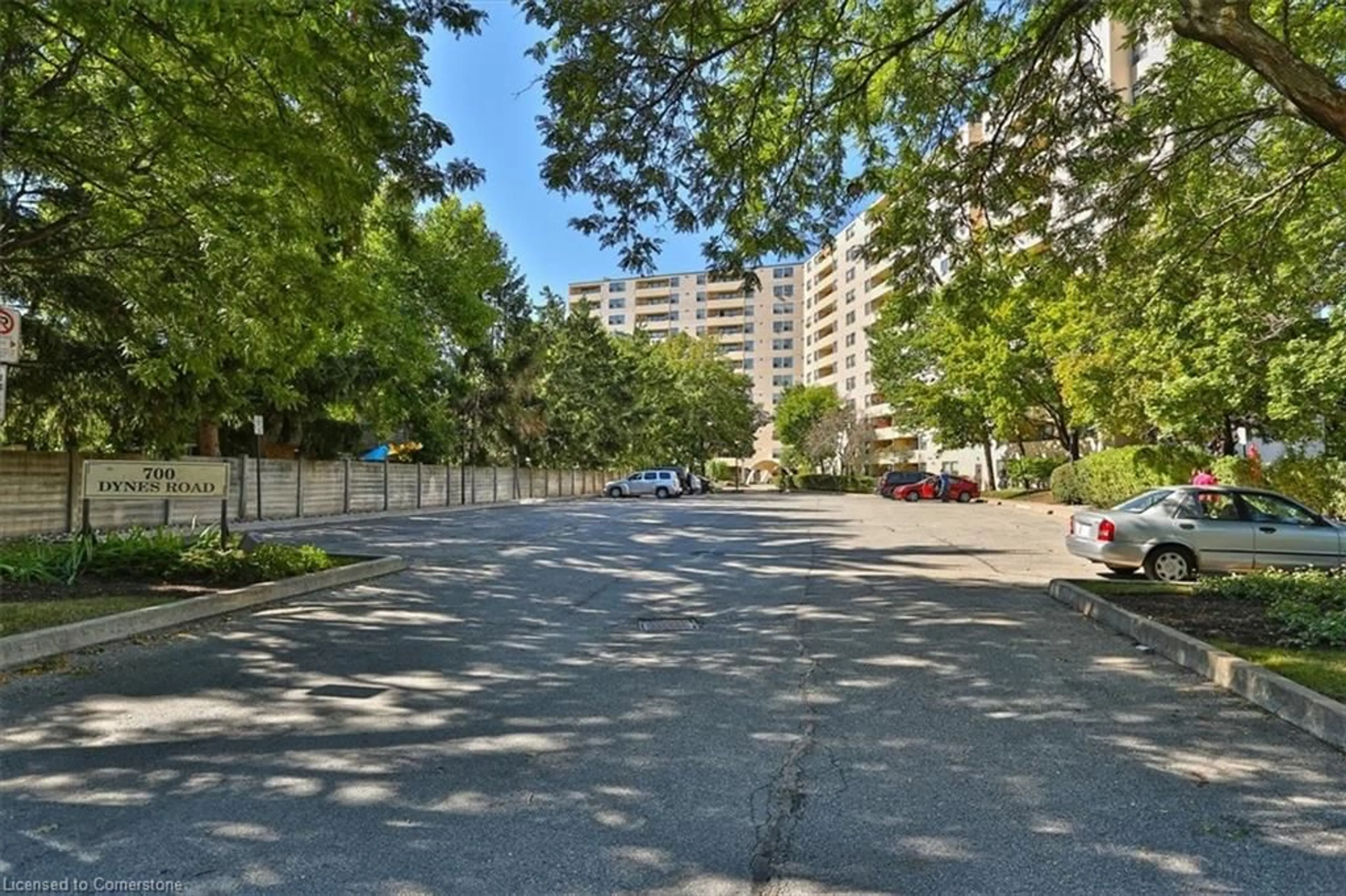 Patio, street for 700 Dynes Rd #814, Burlington Ontario L7N 3M2