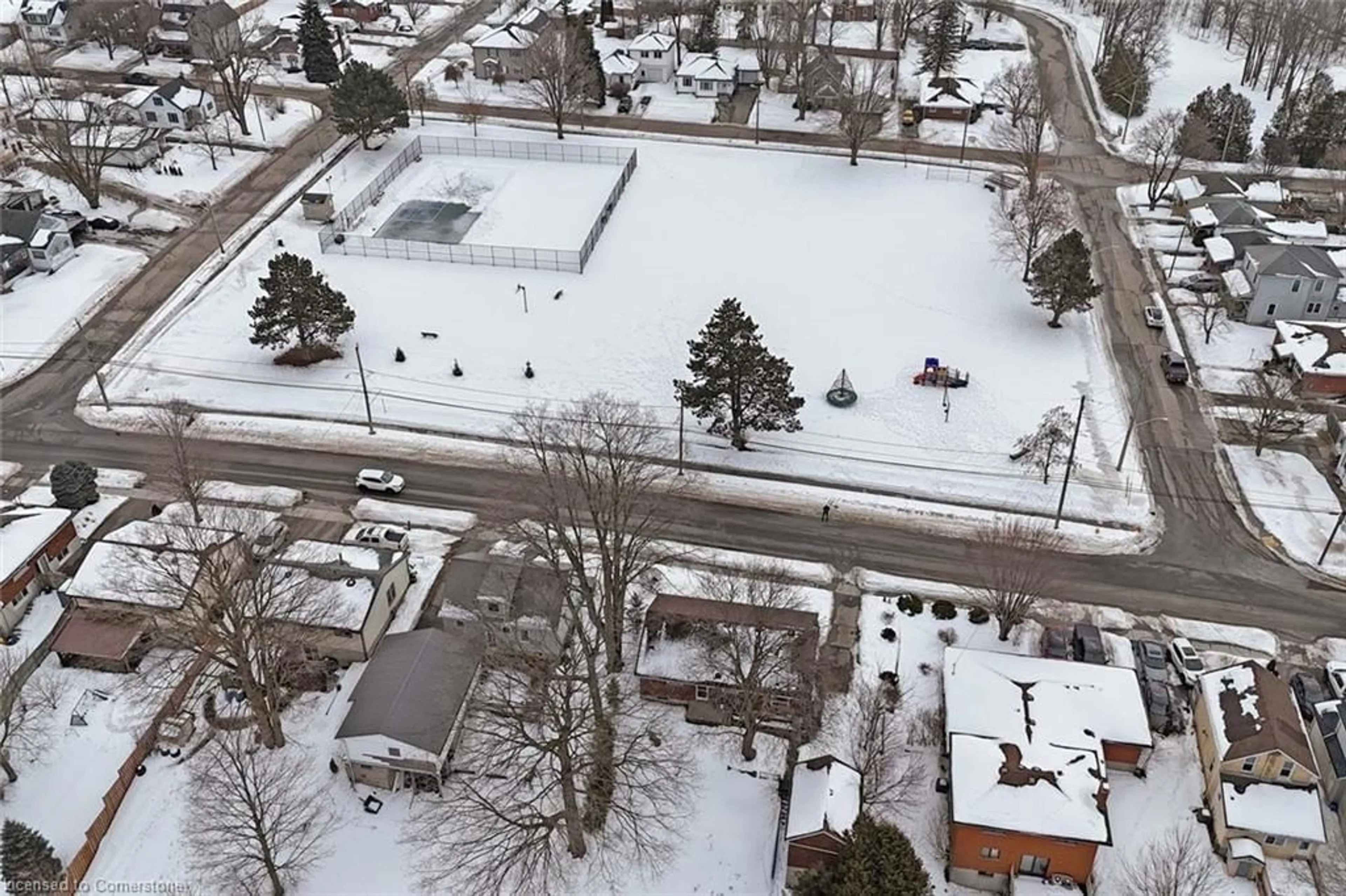 A pic from outside/outdoor area/front of a property/back of a property/a pic from drone, street for 173 Park Row, Woodstock Ontario N4S 1V9