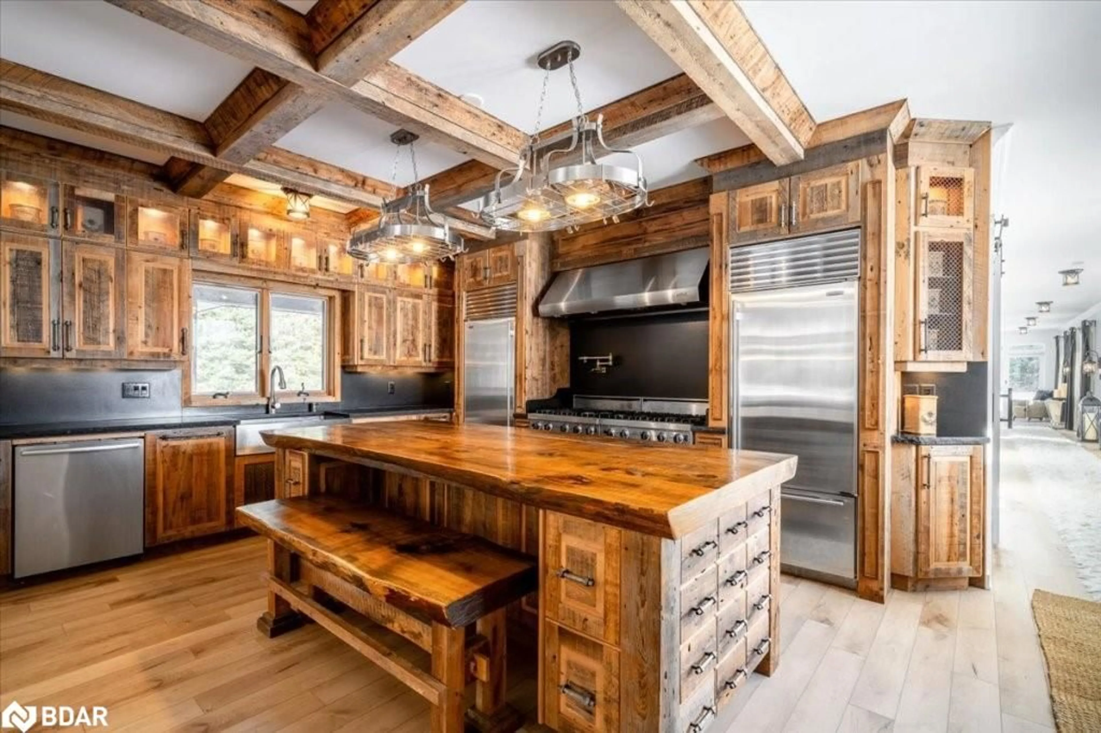 Rustic kitchen, wood/laminate floor for 1076 Beaver Lane, Midhurst Ontario L9X 0M1