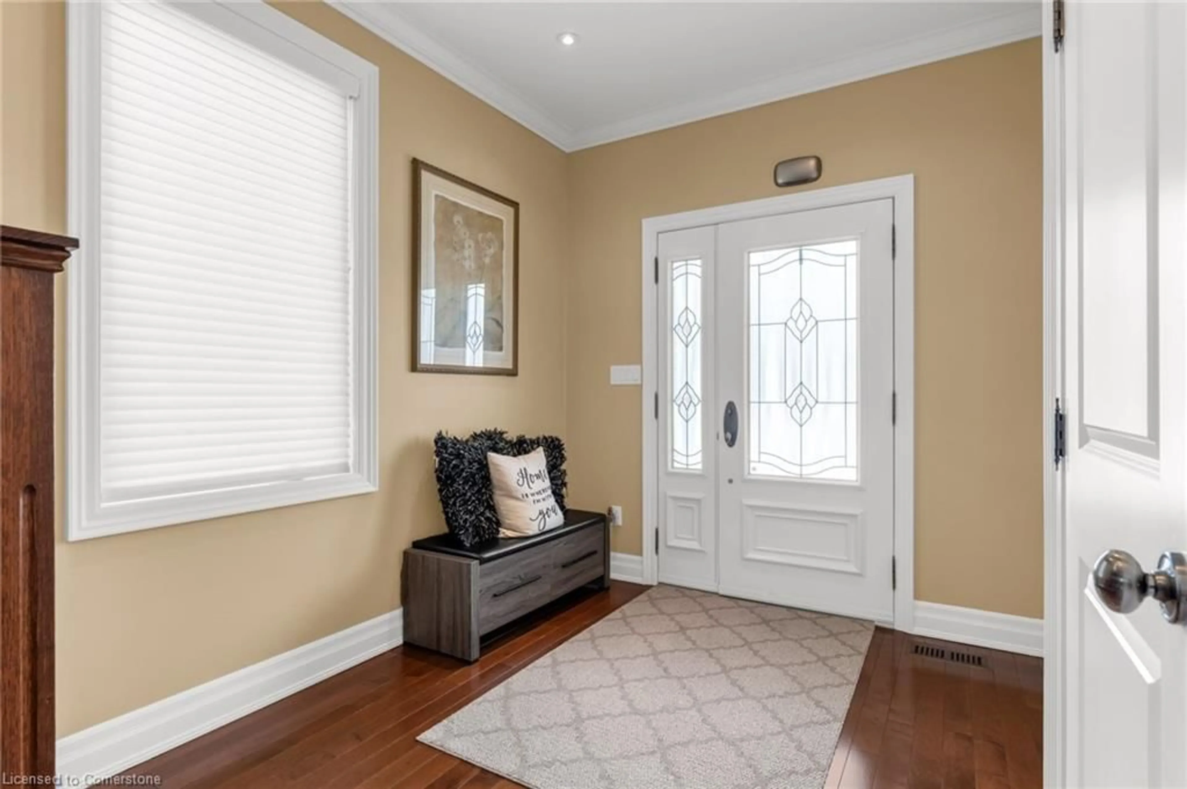 Indoor entryway for 1705 Upper Wellington St, Hamilton Ontario L9B 1P1