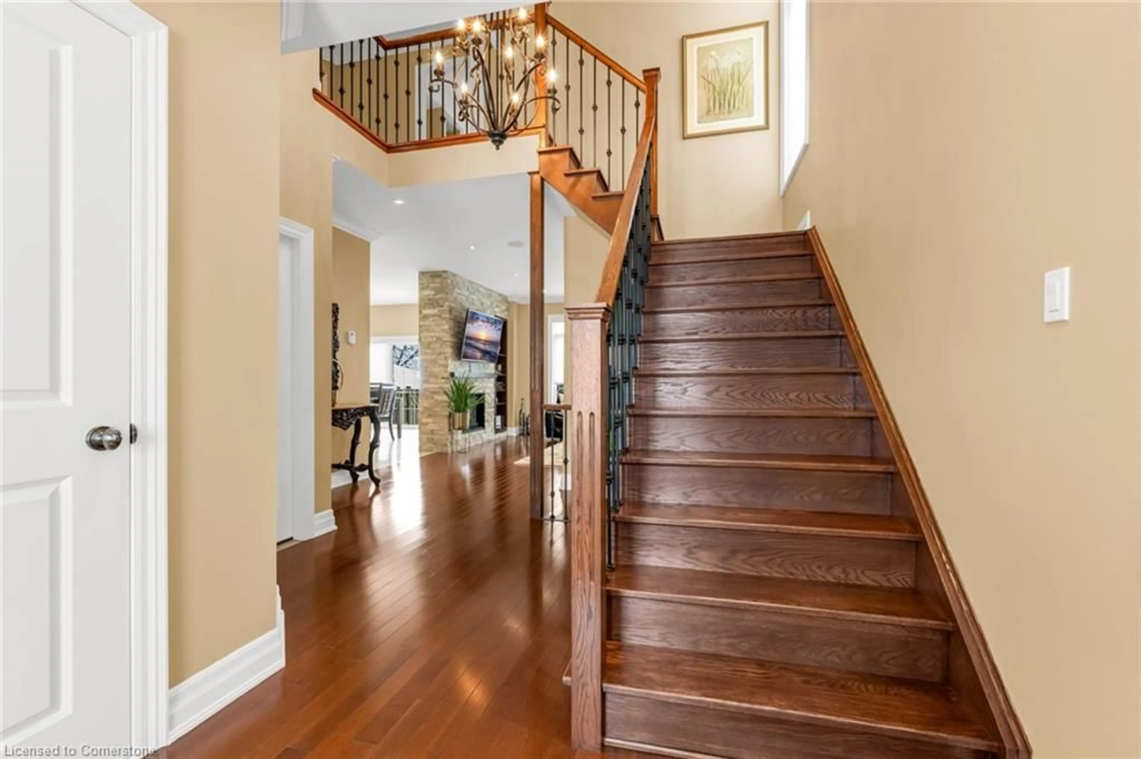 Indoor foyer for 1705 Upper Wellington St, Hamilton Ontario L9B 1P1