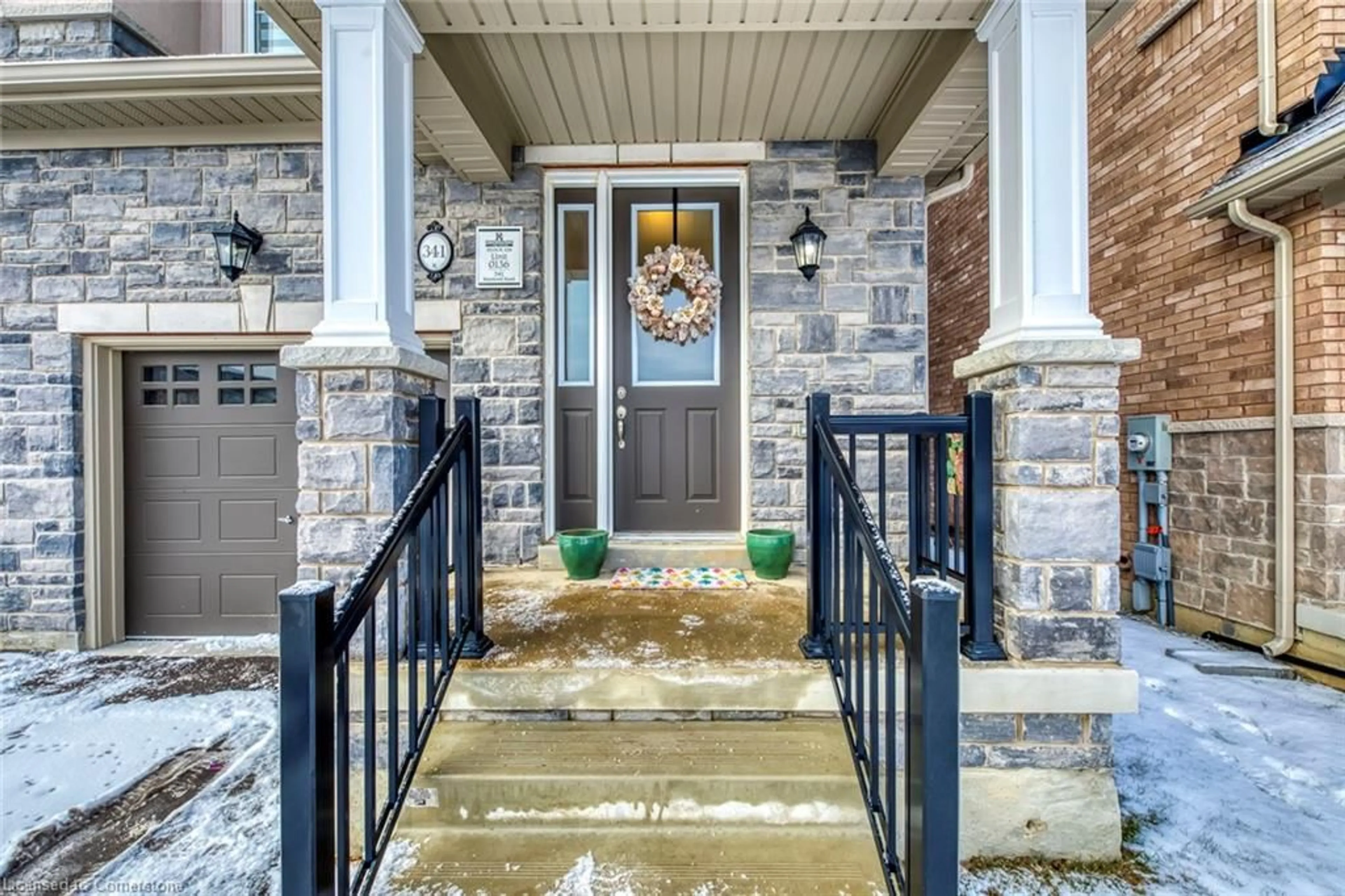 Indoor entryway for 341 Raymond Rd, Ancaster Ontario L9K 0G8