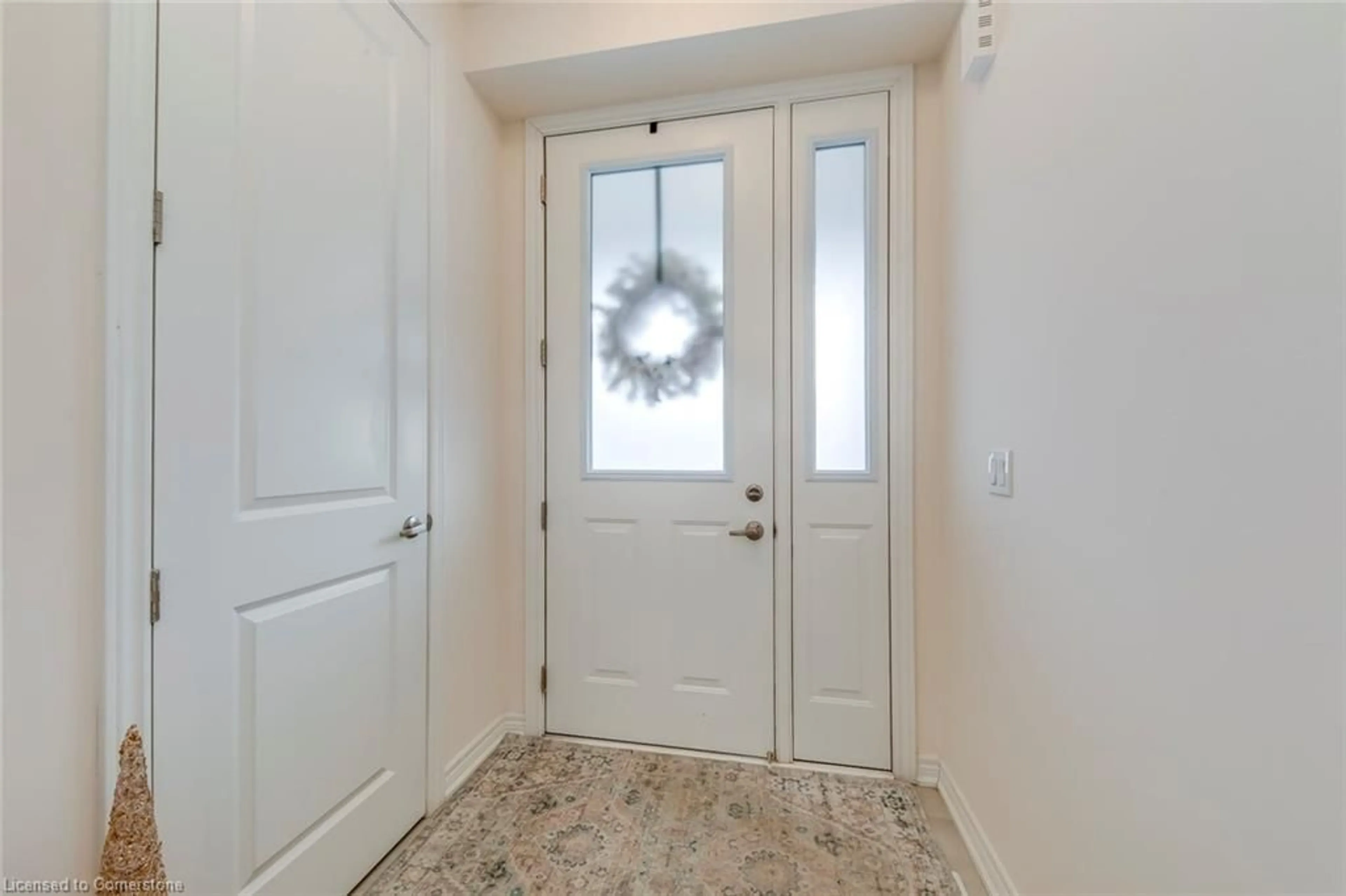 Indoor entryway for 341 Raymond Rd, Ancaster Ontario L9K 0G8