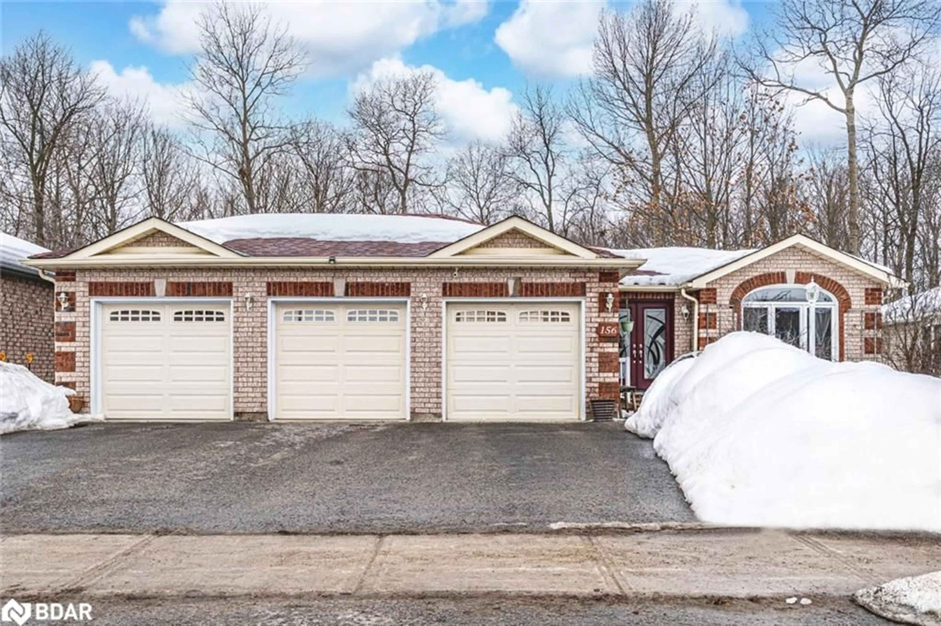 Indoor garage for 156 Mapleton Ave, Barrie Ontario L4N 9N7