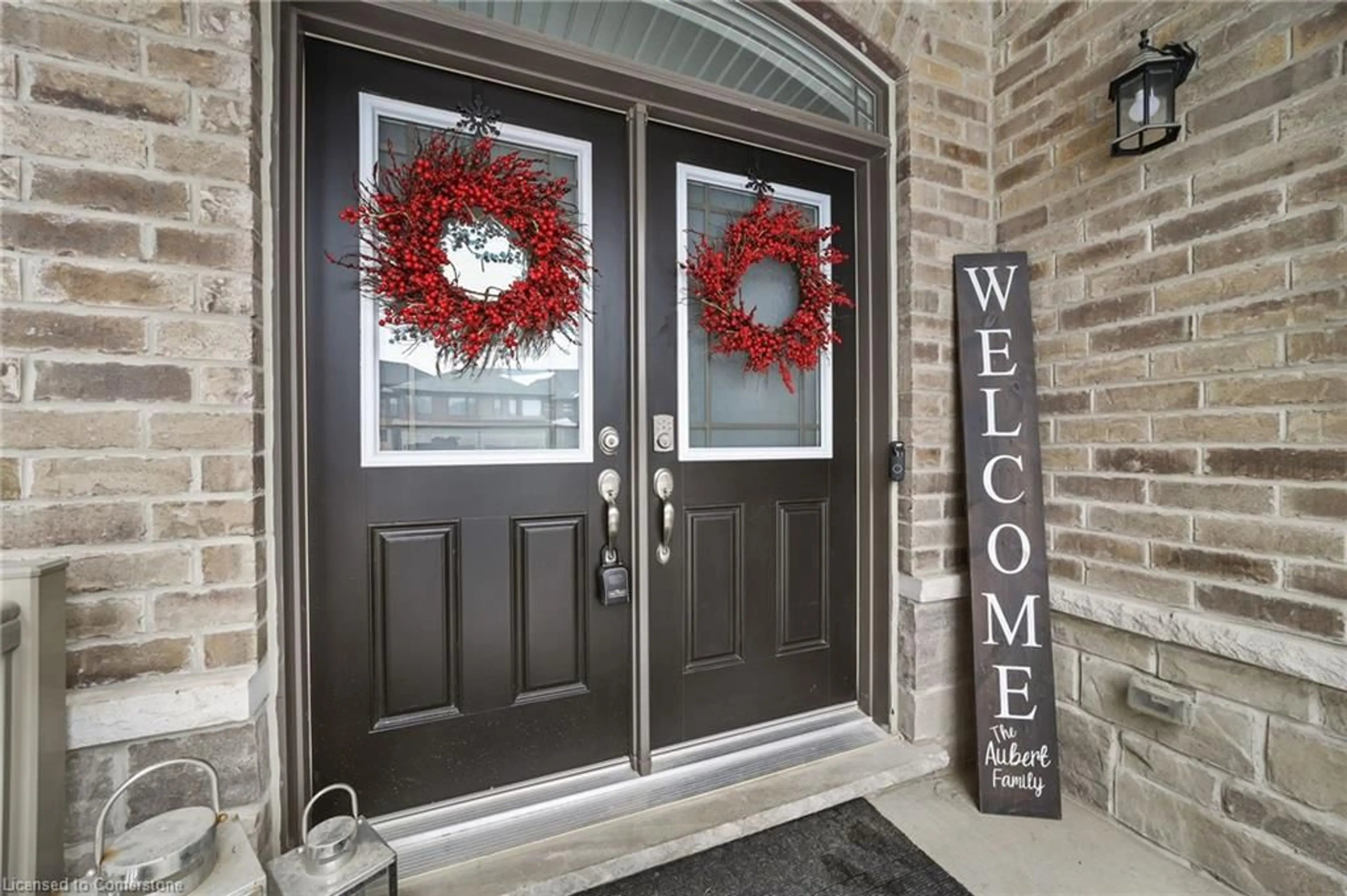 Indoor entryway for 196 Longboat Run West, Brantford Ontario N3T 0T1