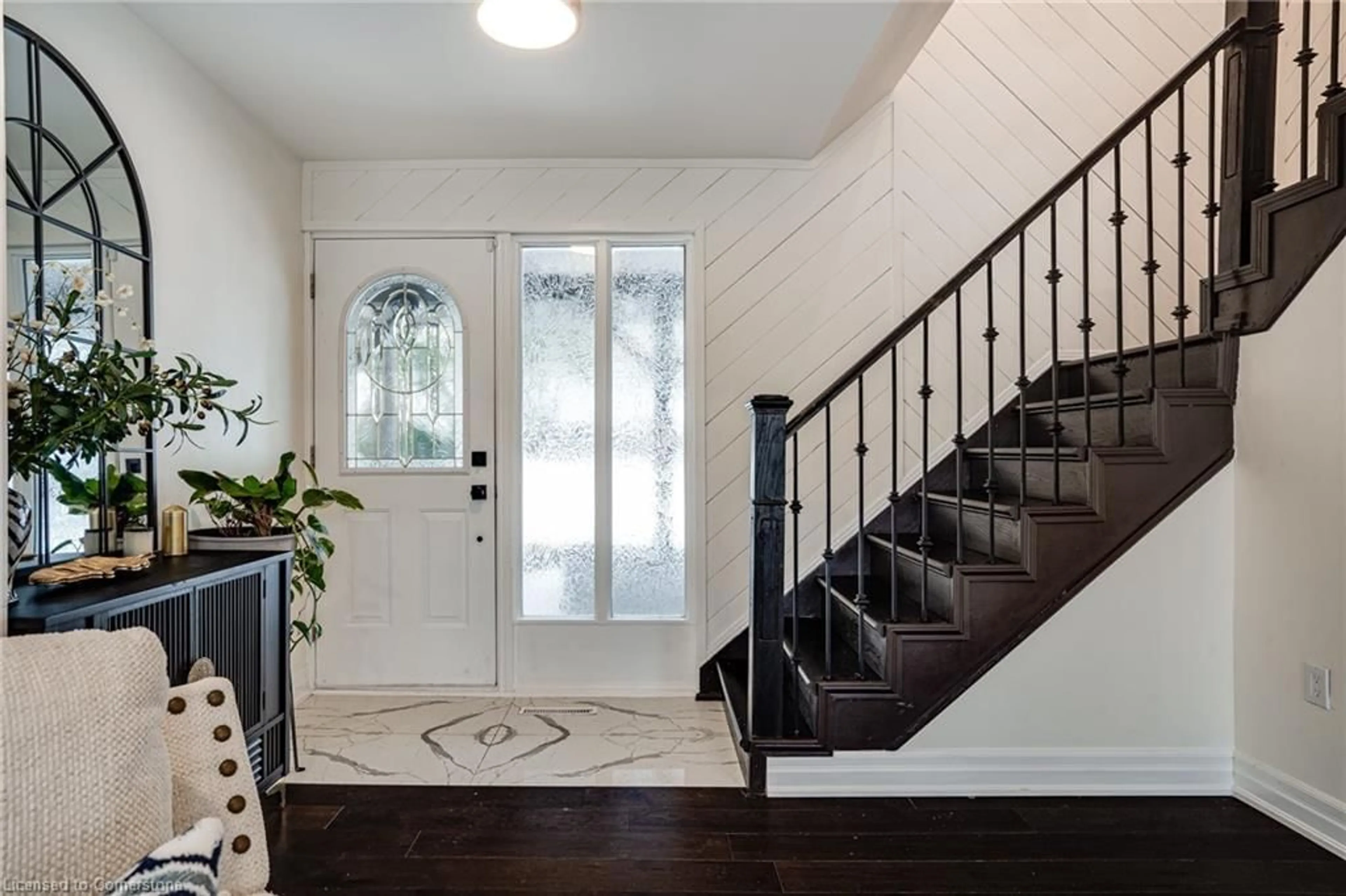 Indoor entryway for 144 Old Ancaster Rd, Dundas Ontario L9H 3R4