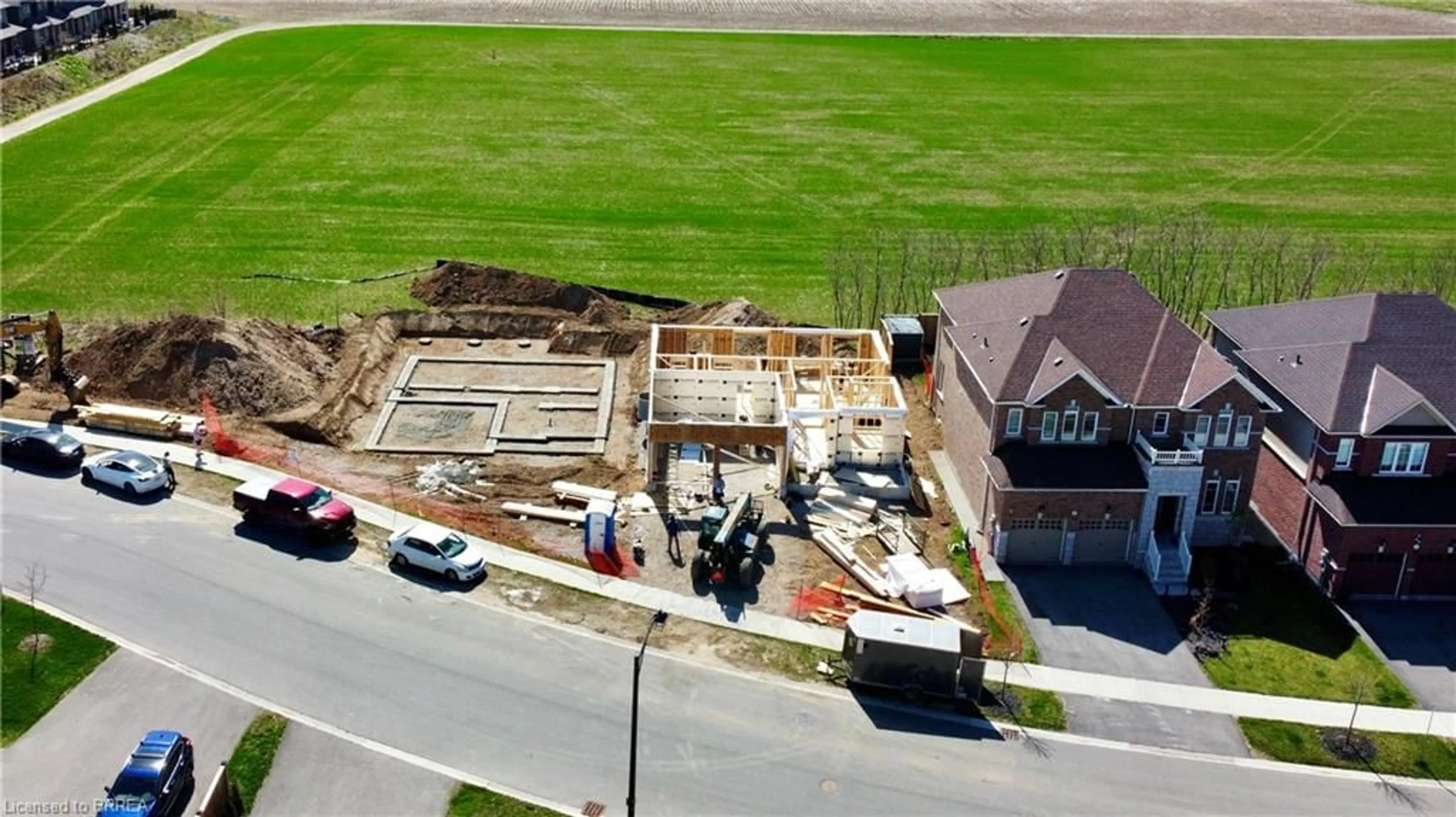 A pic from outside/outdoor area/front of a property/back of a property/a pic from drone, building for 104 Oak Ave, Paris Ontario N3K 0J6