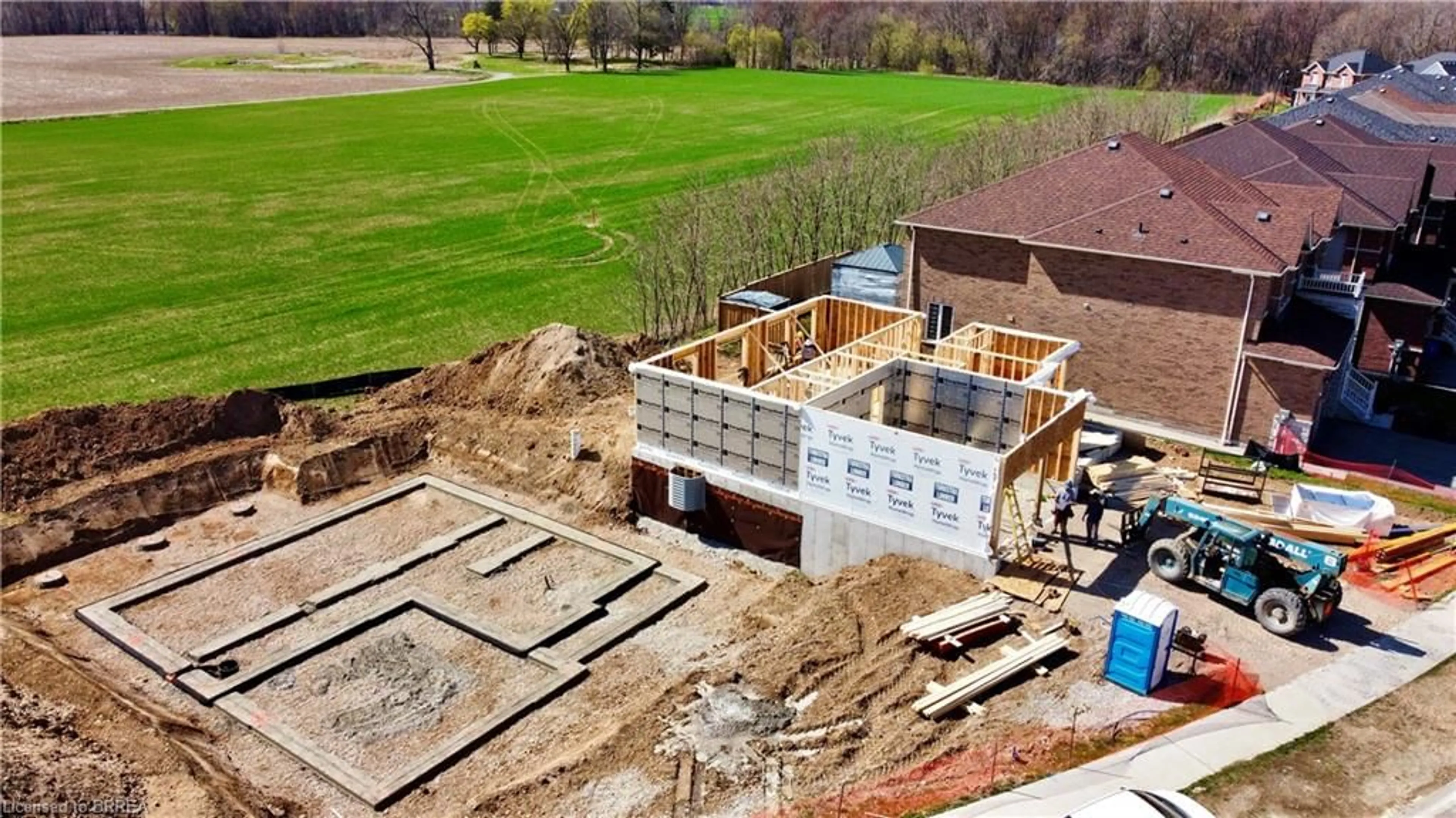 A pic from outside/outdoor area/front of a property/back of a property/a pic from drone, building for 104 Oak Ave, Paris Ontario N3K 0J6
